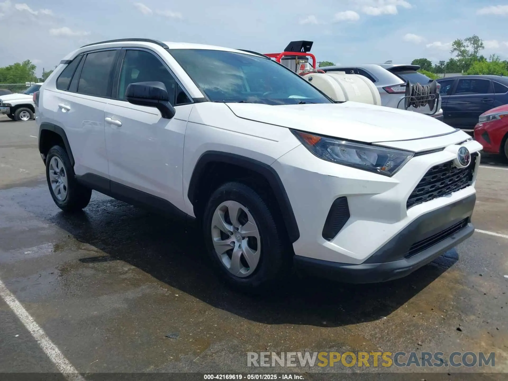 1 Photograph of a damaged car 2T3H1RFVXKW006958 TOYOTA RAV4 2019