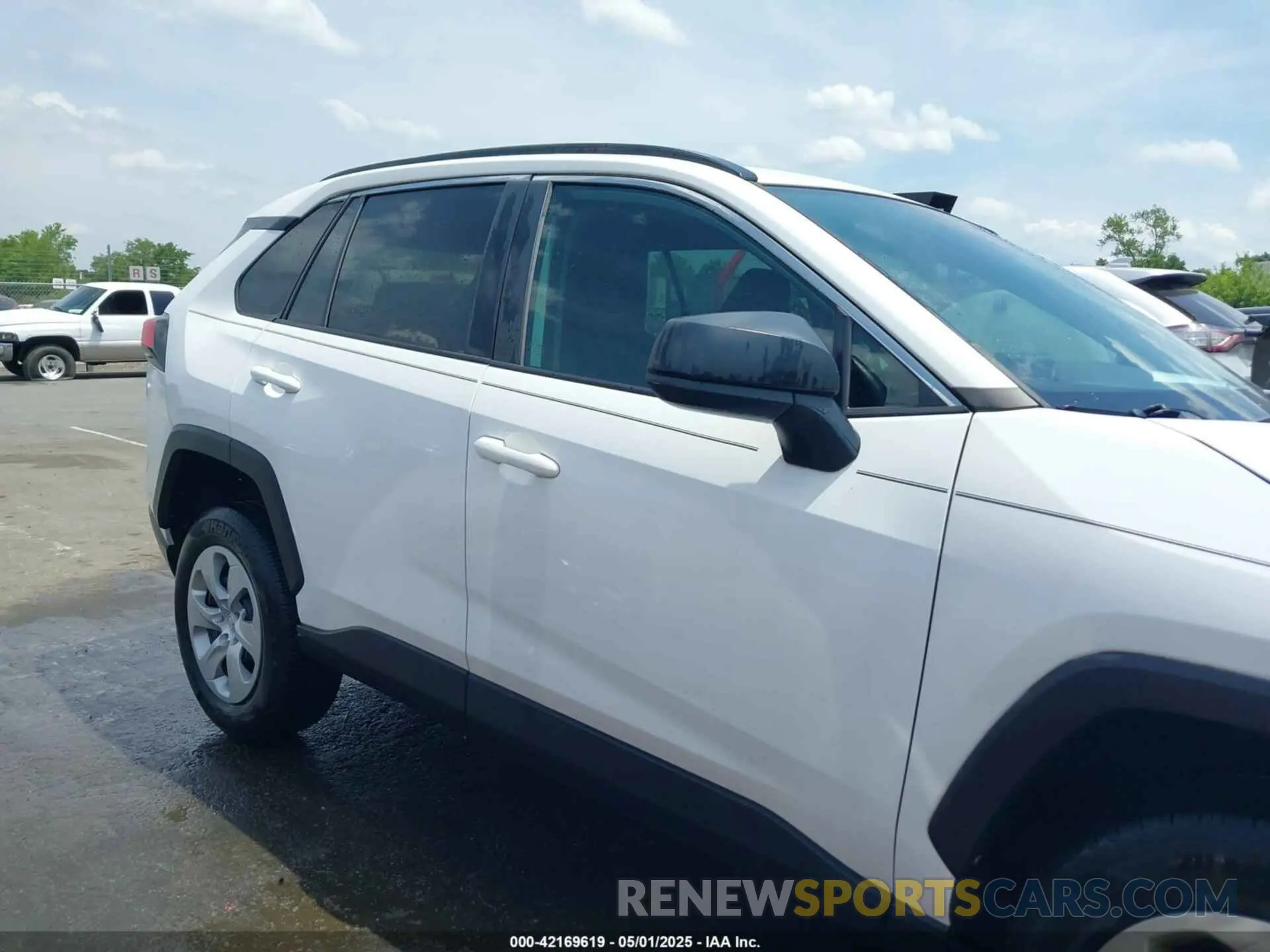 13 Photograph of a damaged car 2T3H1RFVXKW006958 TOYOTA RAV4 2019