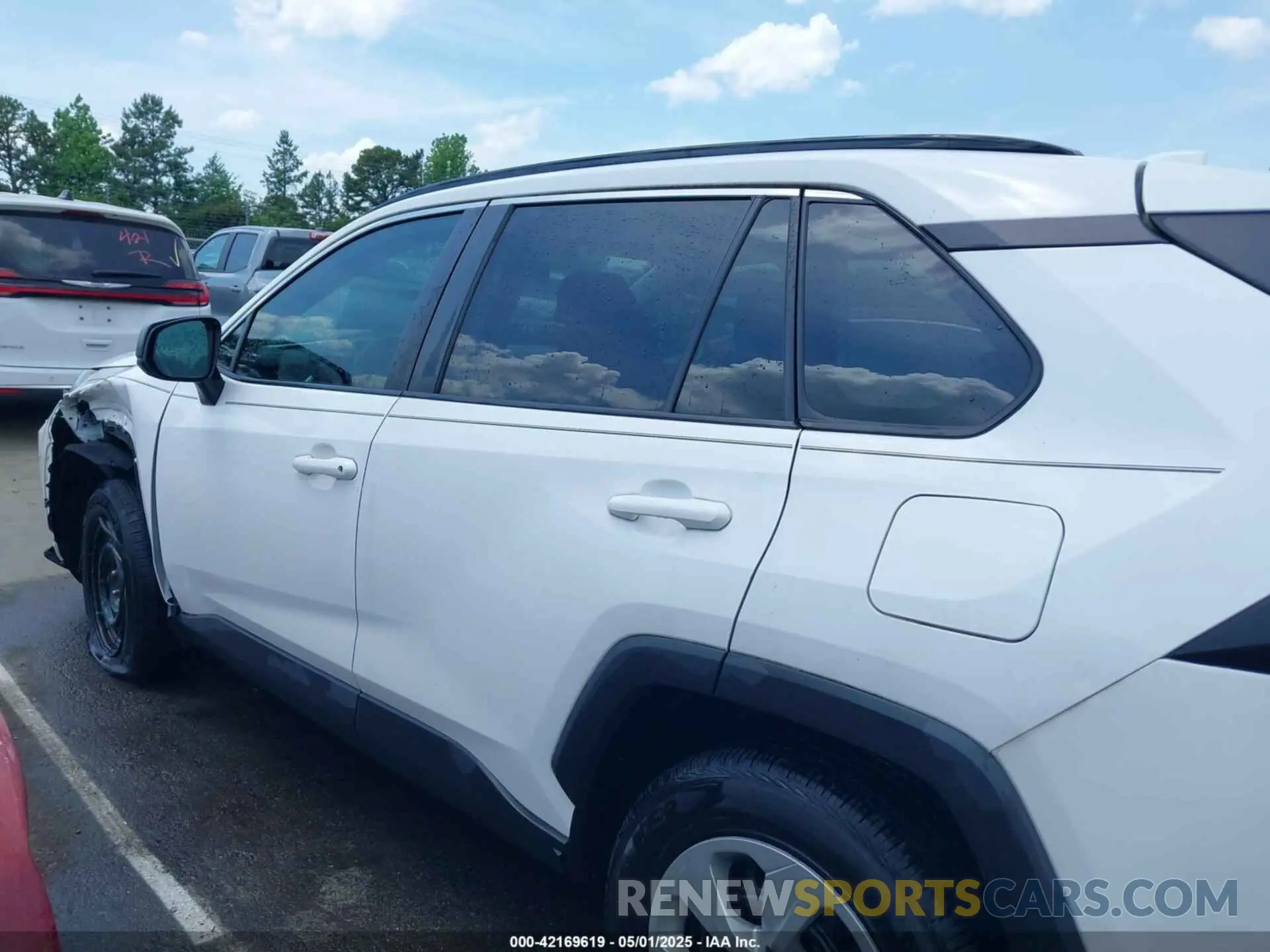 14 Photograph of a damaged car 2T3H1RFVXKW006958 TOYOTA RAV4 2019