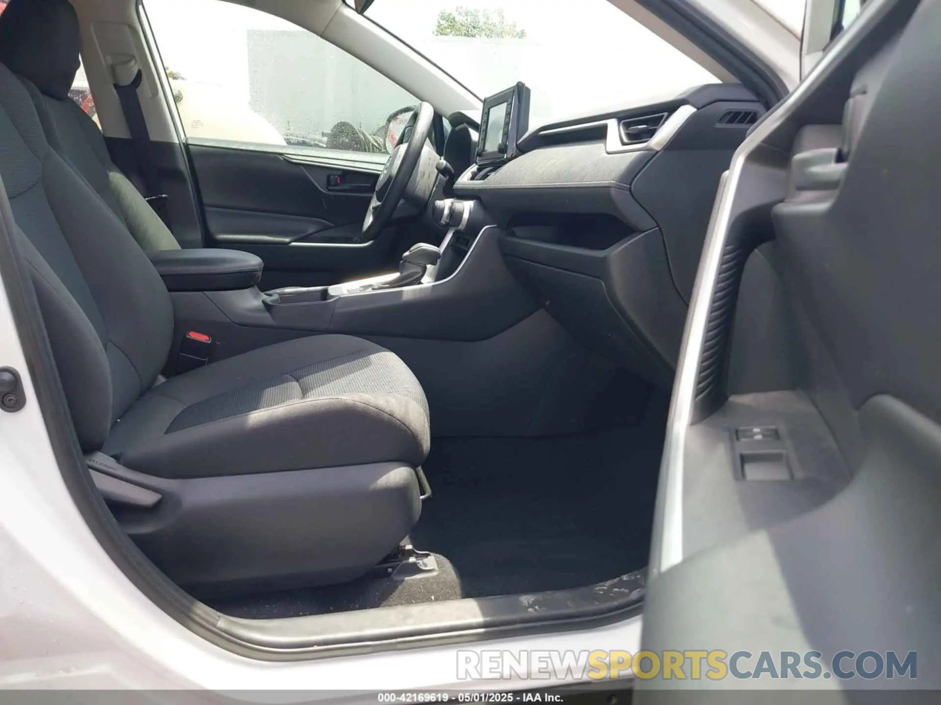 5 Photograph of a damaged car 2T3H1RFVXKW006958 TOYOTA RAV4 2019