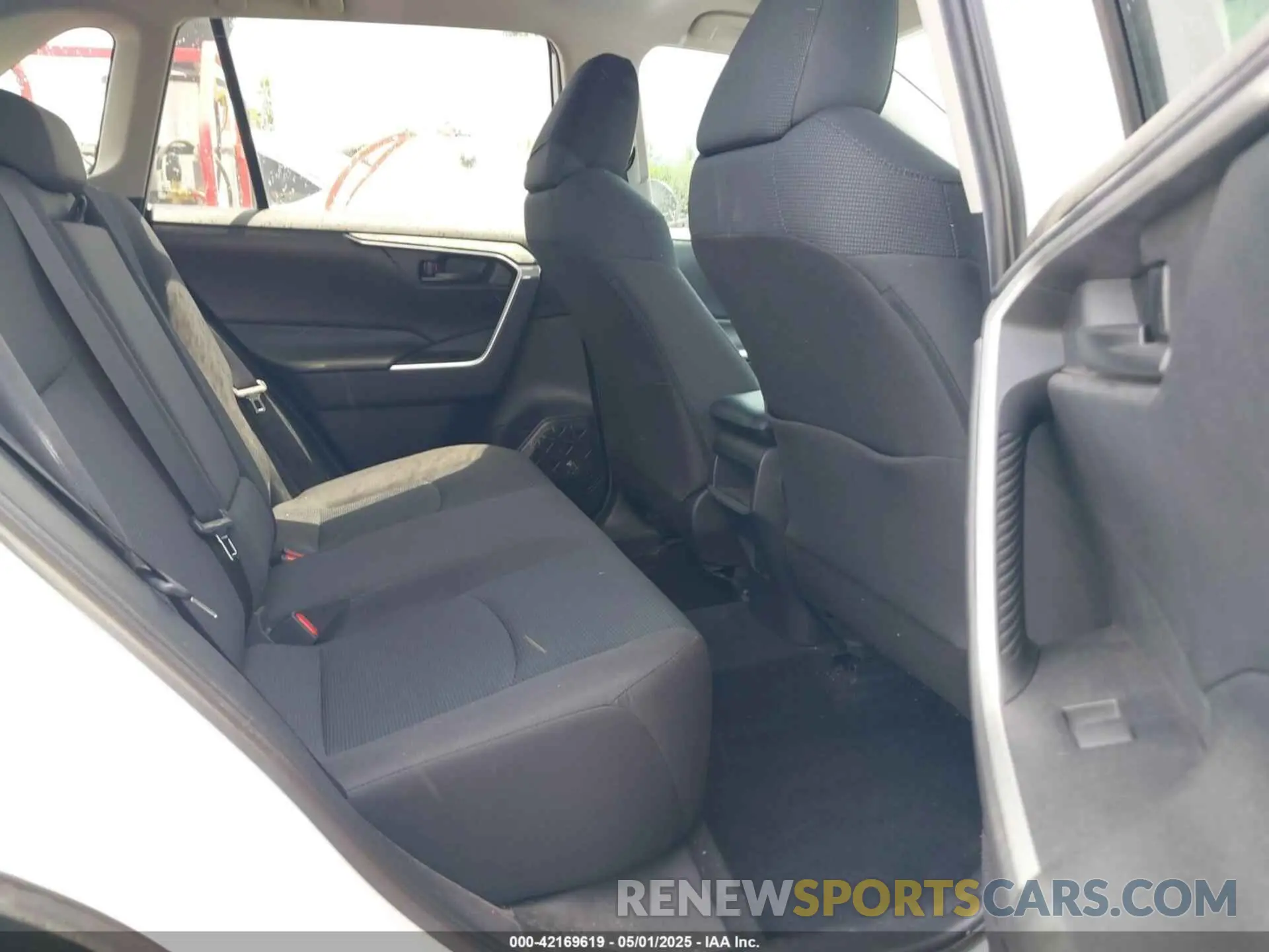 8 Photograph of a damaged car 2T3H1RFVXKW006958 TOYOTA RAV4 2019