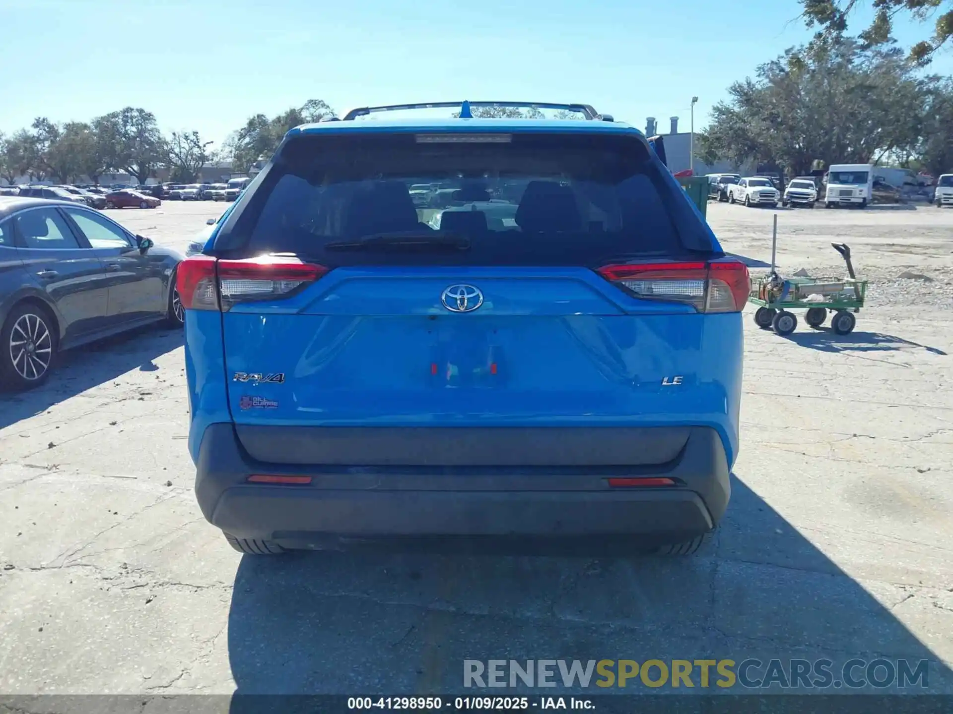 17 Photograph of a damaged car 2T3H1RFVXKW042150 TOYOTA RAV4 2019