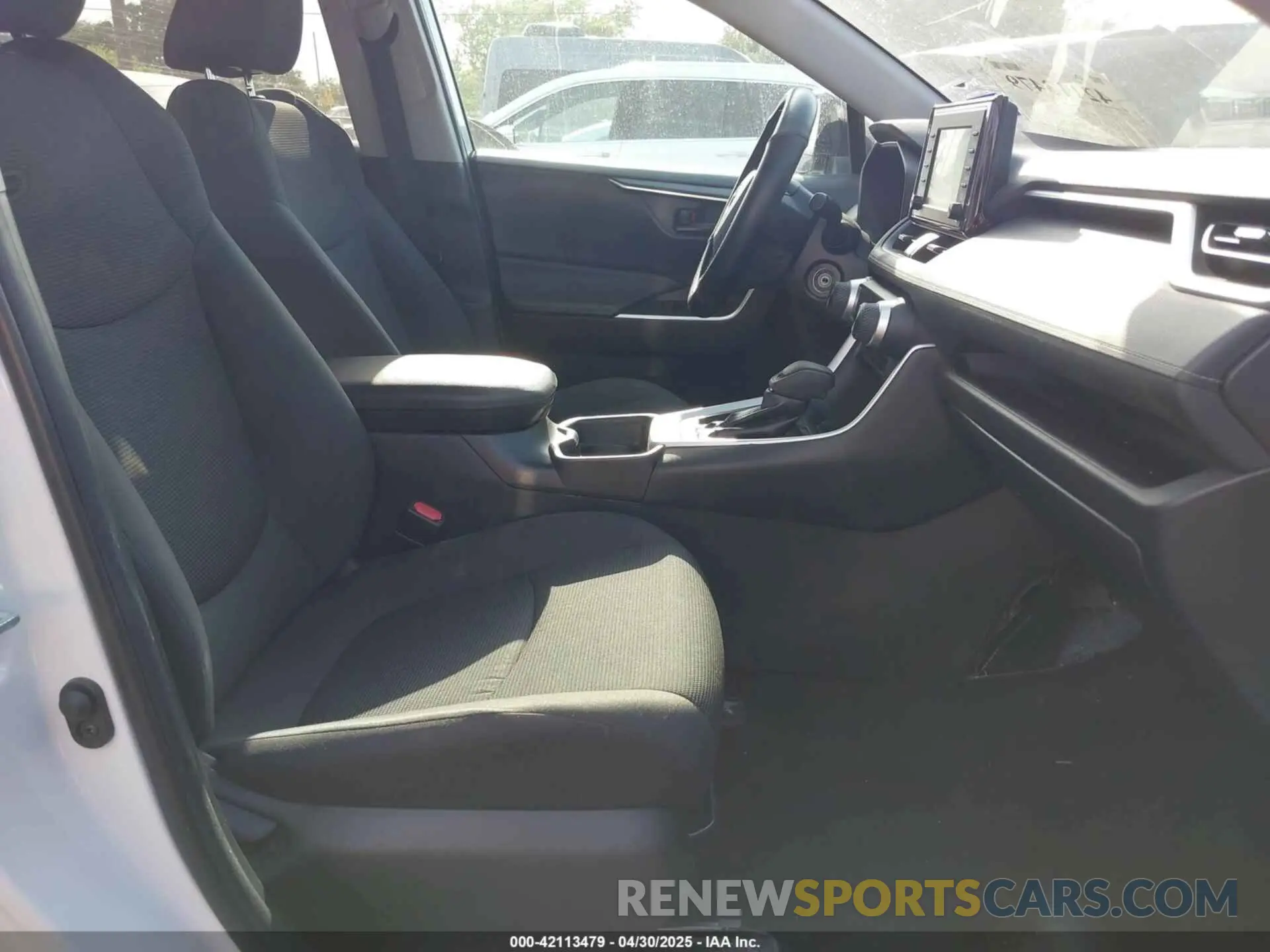 5 Photograph of a damaged car 2T3H1RFVXKW055268 TOYOTA RAV4 2019
