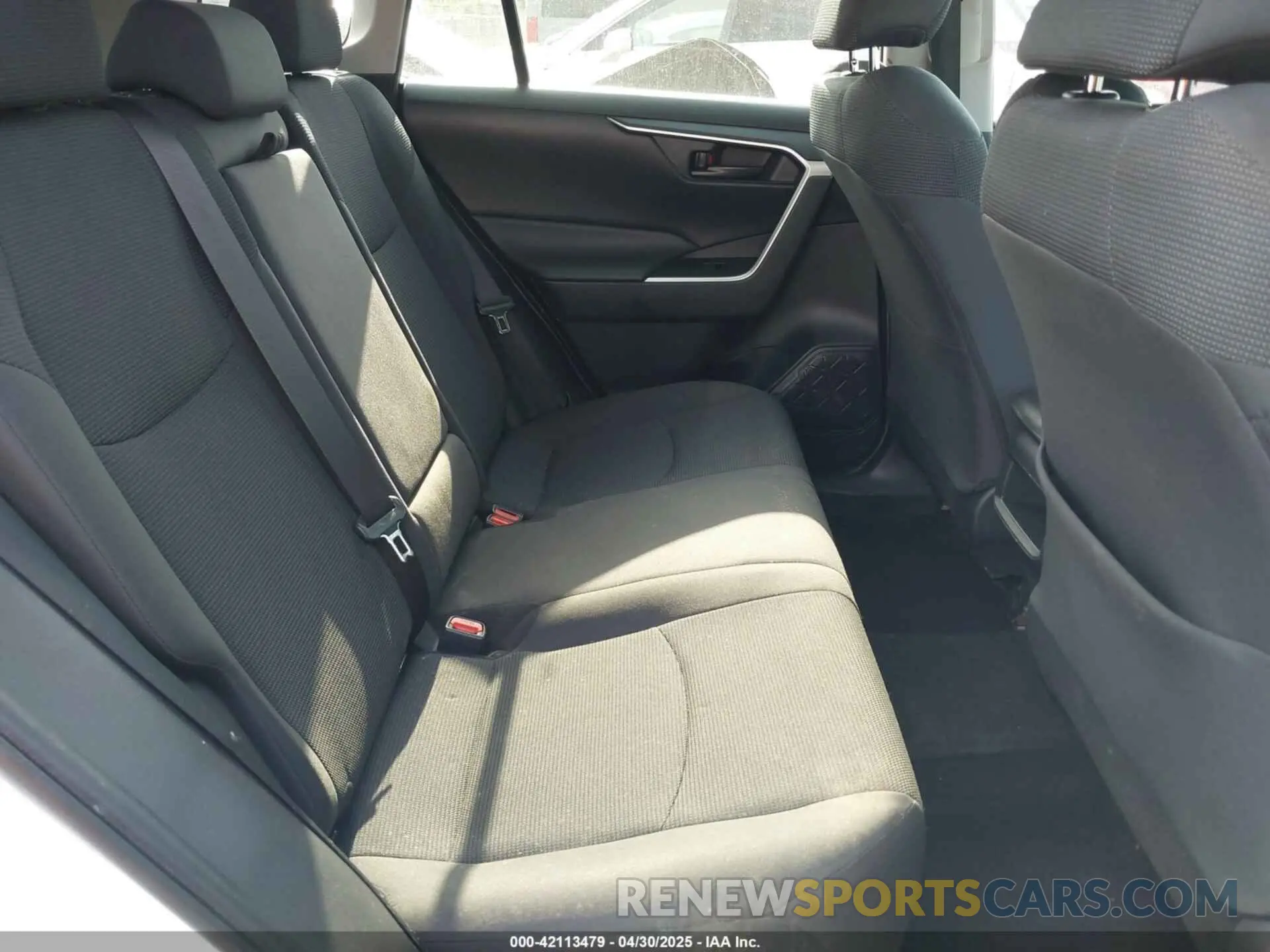 8 Photograph of a damaged car 2T3H1RFVXKW055268 TOYOTA RAV4 2019