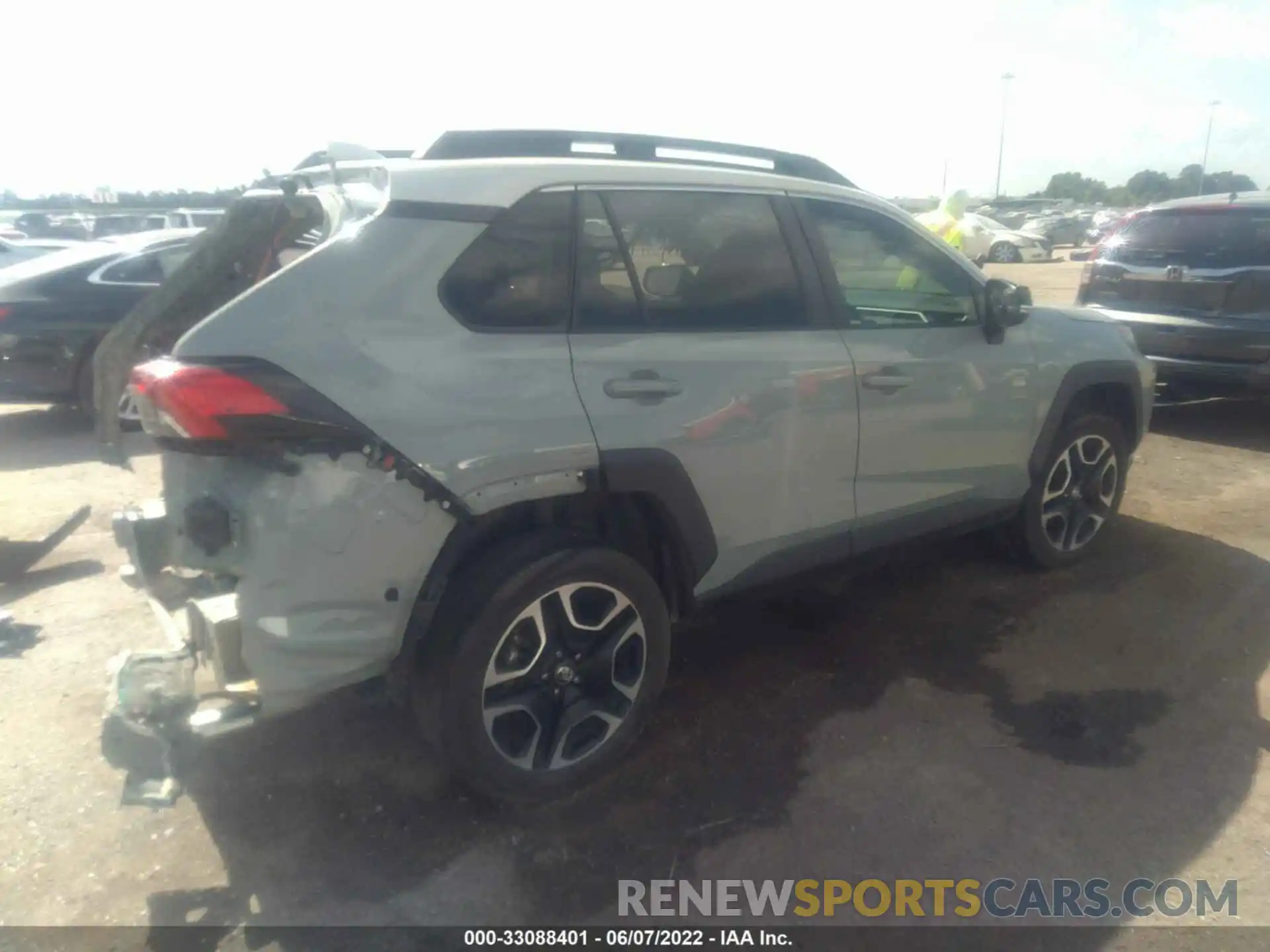 4 Photograph of a damaged car 2T3J1RFV3KW033839 TOYOTA RAV4 2019