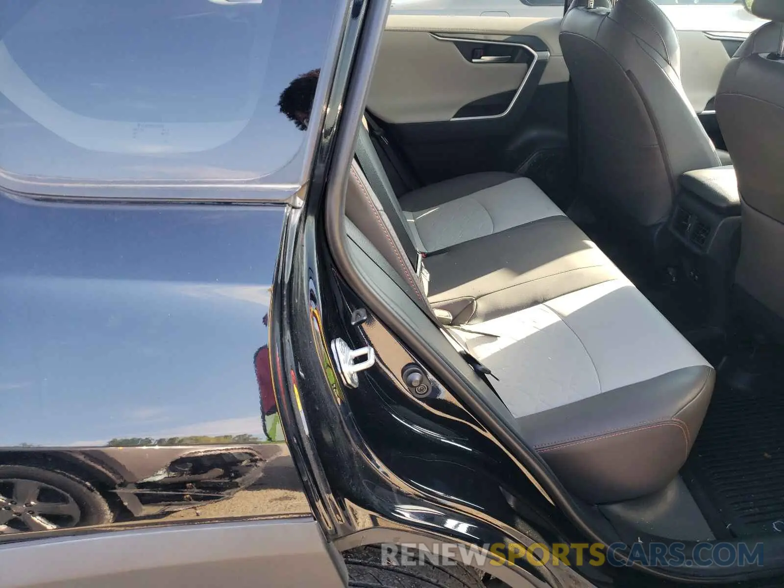 6 Photograph of a damaged car 2T3J1RFV4KW027516 TOYOTA RAV4 2019