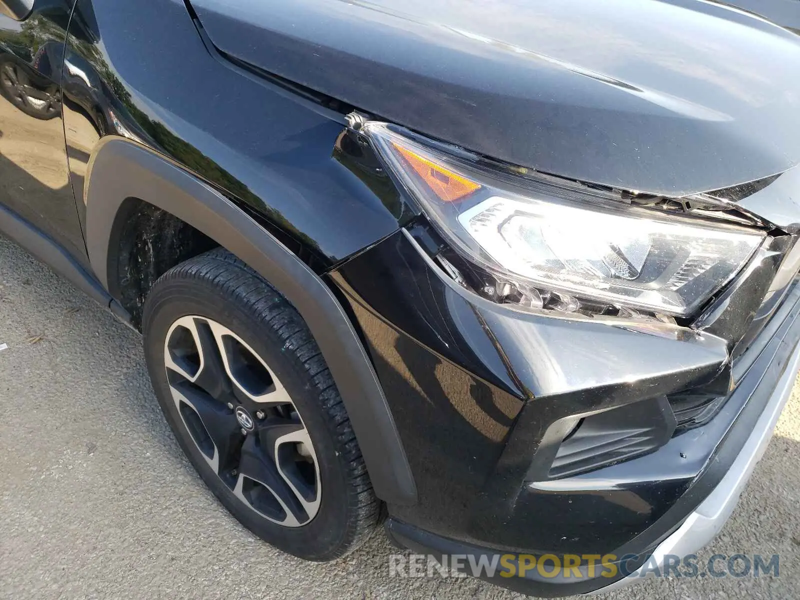 9 Photograph of a damaged car 2T3J1RFV4KW027516 TOYOTA RAV4 2019