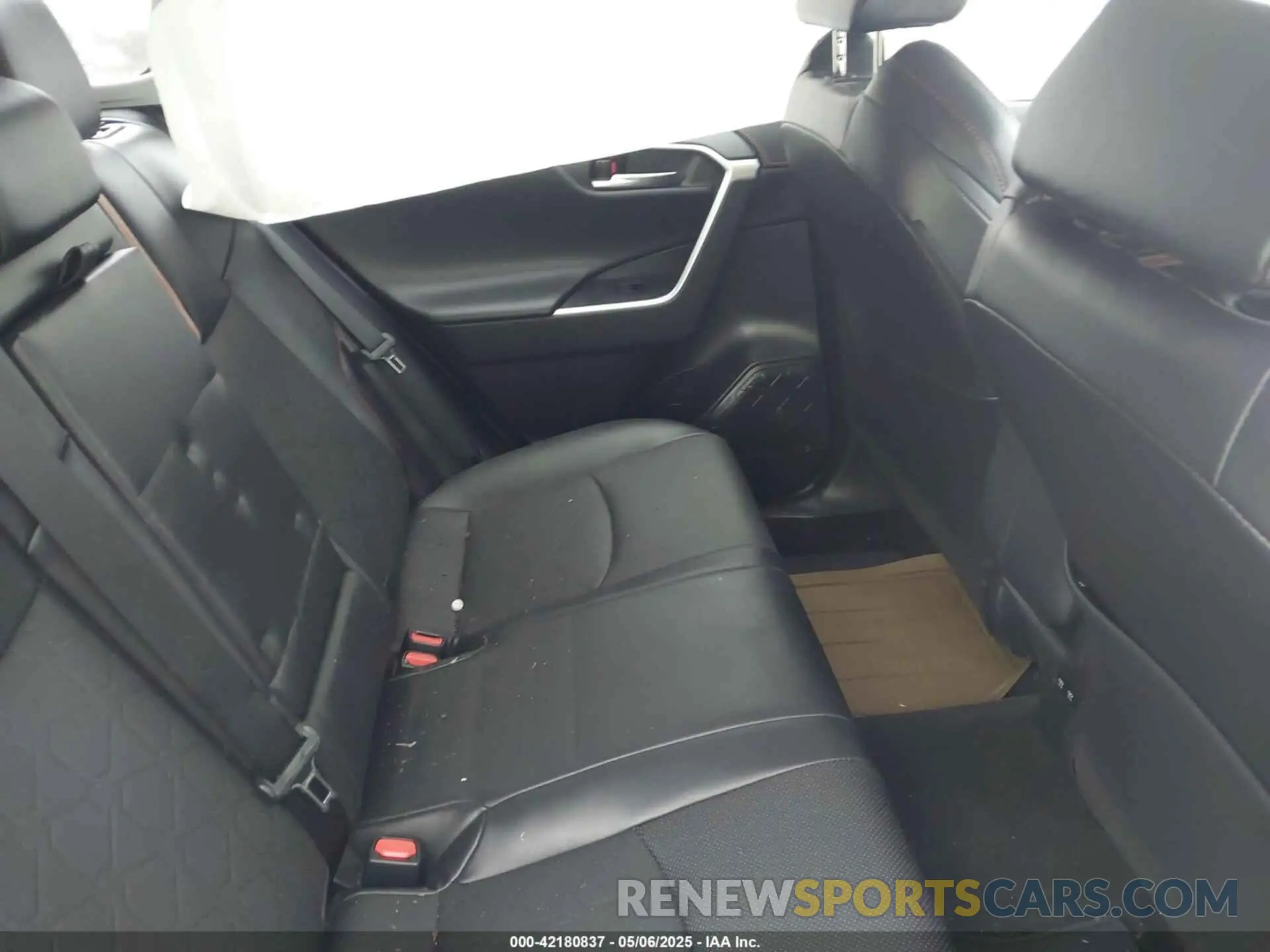 8 Photograph of a damaged car 2T3J1RFV6KW006442 TOYOTA RAV4 2019