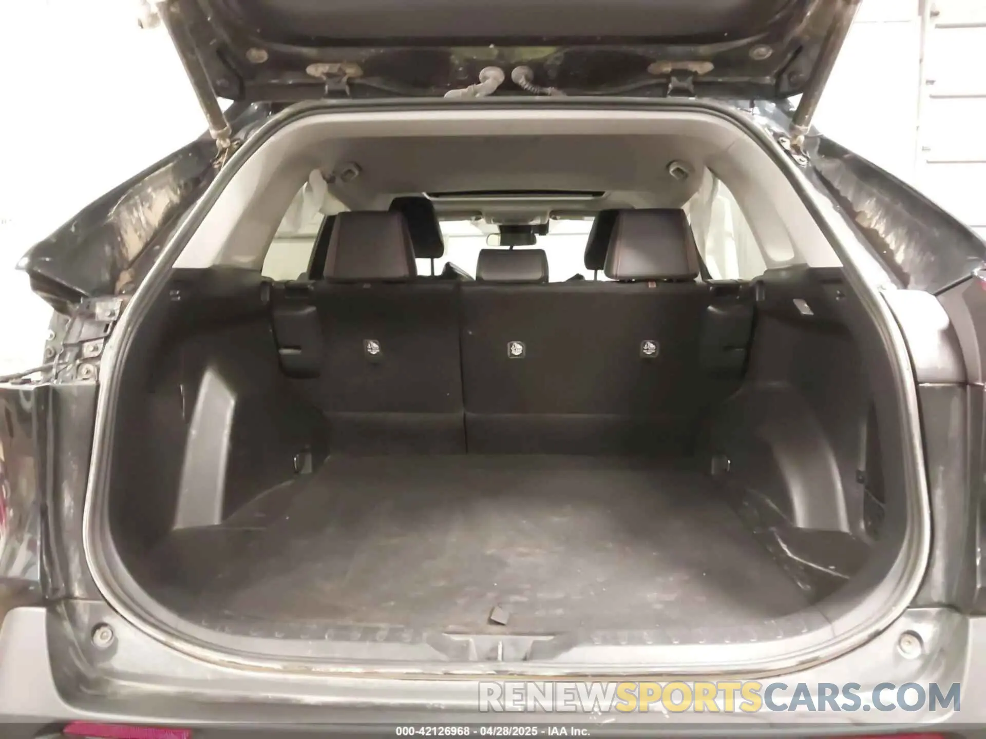 18 Photograph of a damaged car 2T3J1RFVXKC040255 TOYOTA RAV4 2019