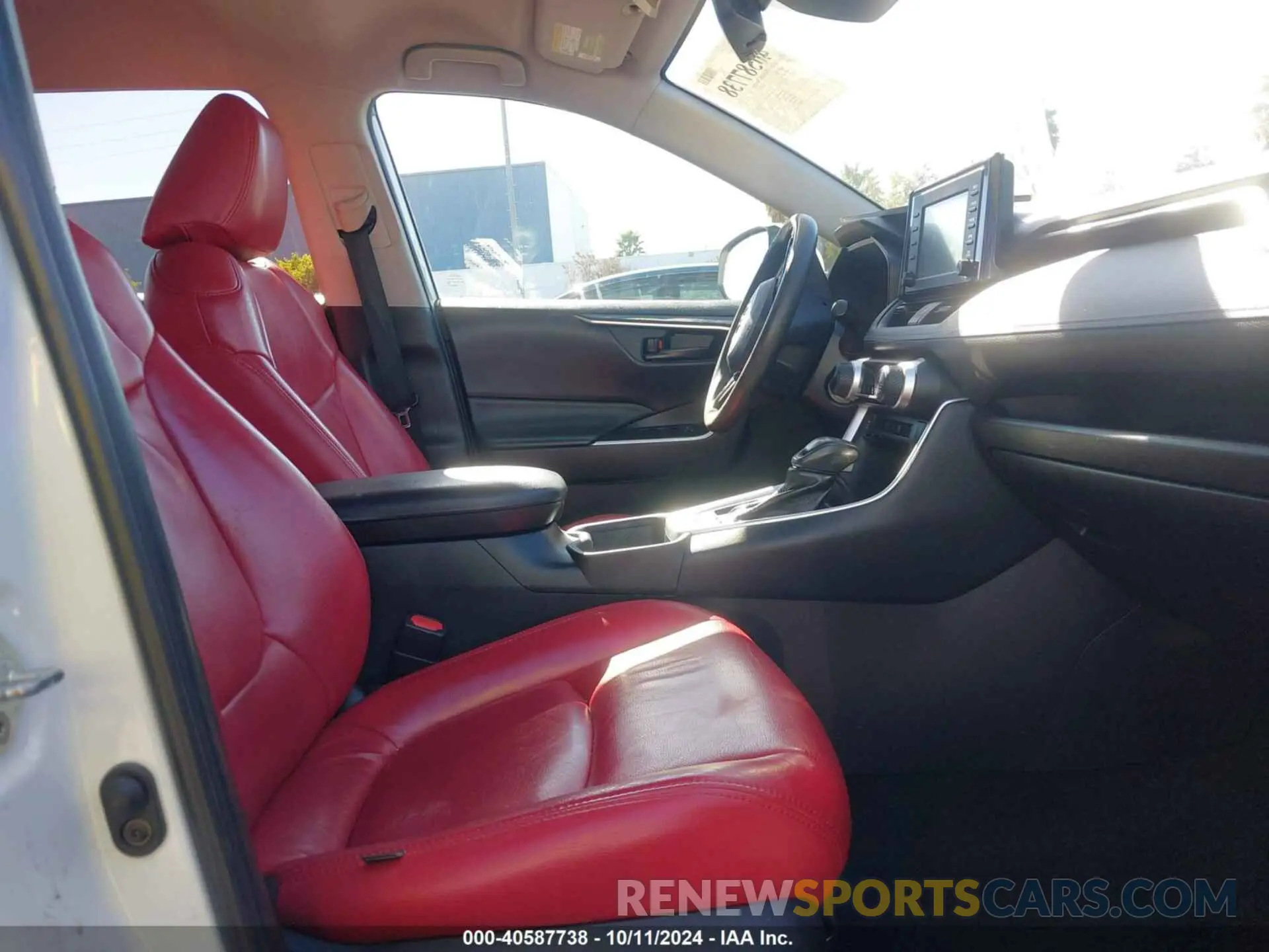 5 Photograph of a damaged car 2T3K1RFV2KW028748 TOYOTA RAV4 2019