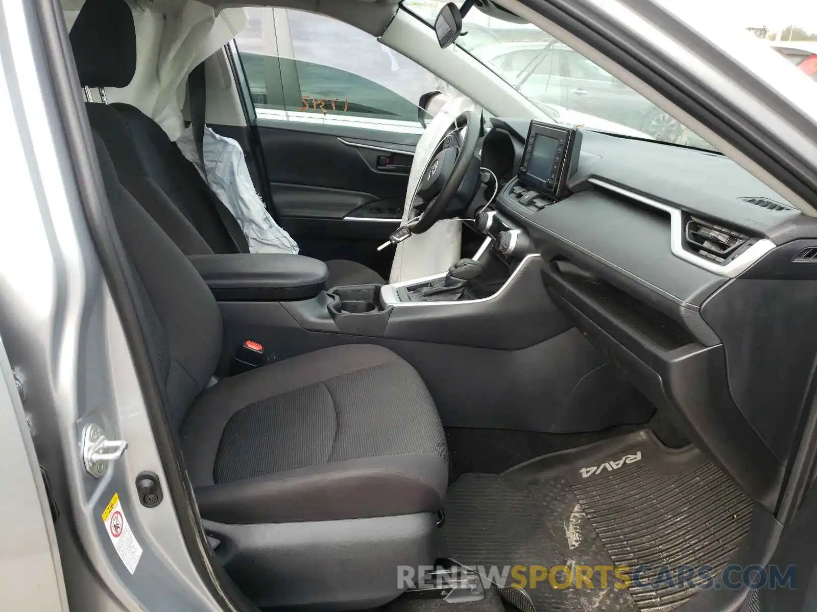 5 Photograph of a damaged car 2T3K1RFV6KW012195 TOYOTA RAV4 2019