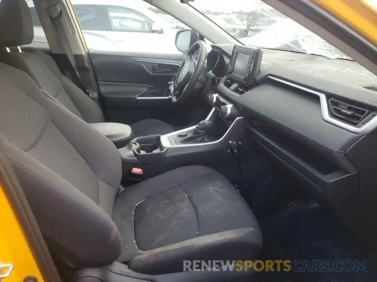 5 Photograph of a damaged car 2T3LWRFV2KW035821 TOYOTA RAV4 2019