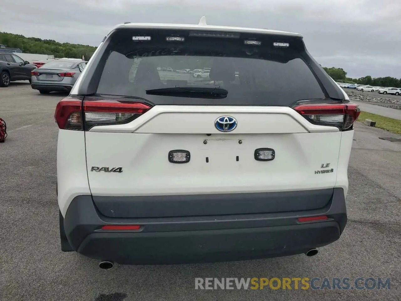 6 Photograph of a damaged car 2T3LWRFV5KW039202 TOYOTA RAV4 2019