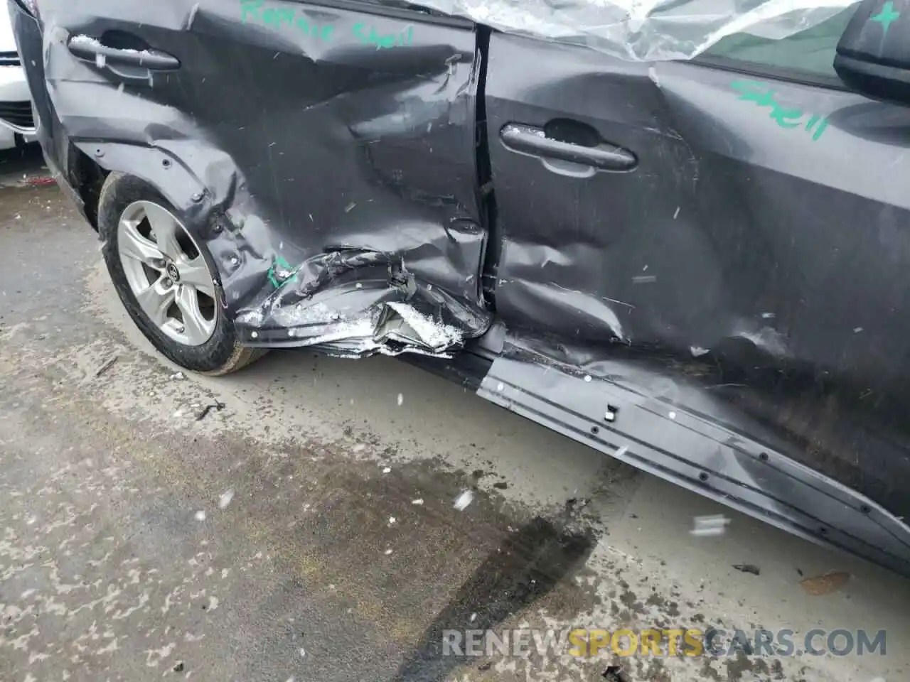 9 Photograph of a damaged car 2T3LWRFV8KW016366 TOYOTA RAV4 2019