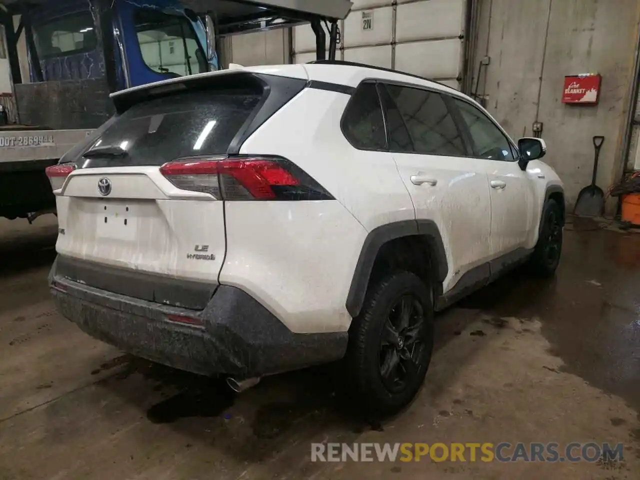 4 Photograph of a damaged car 2T3MWRFV0KW031738 TOYOTA RAV4 2019