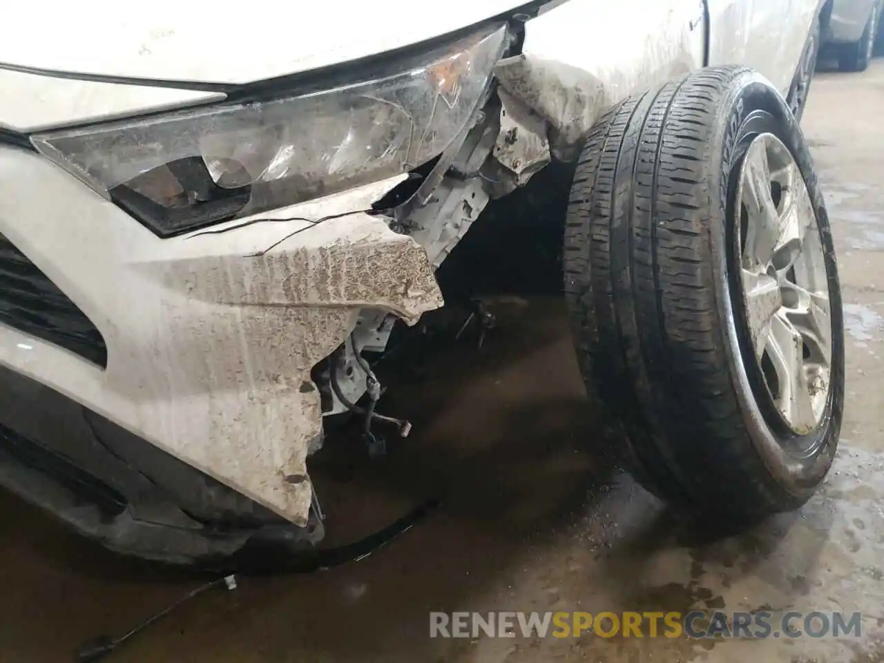 9 Photograph of a damaged car 2T3MWRFV0KW031738 TOYOTA RAV4 2019