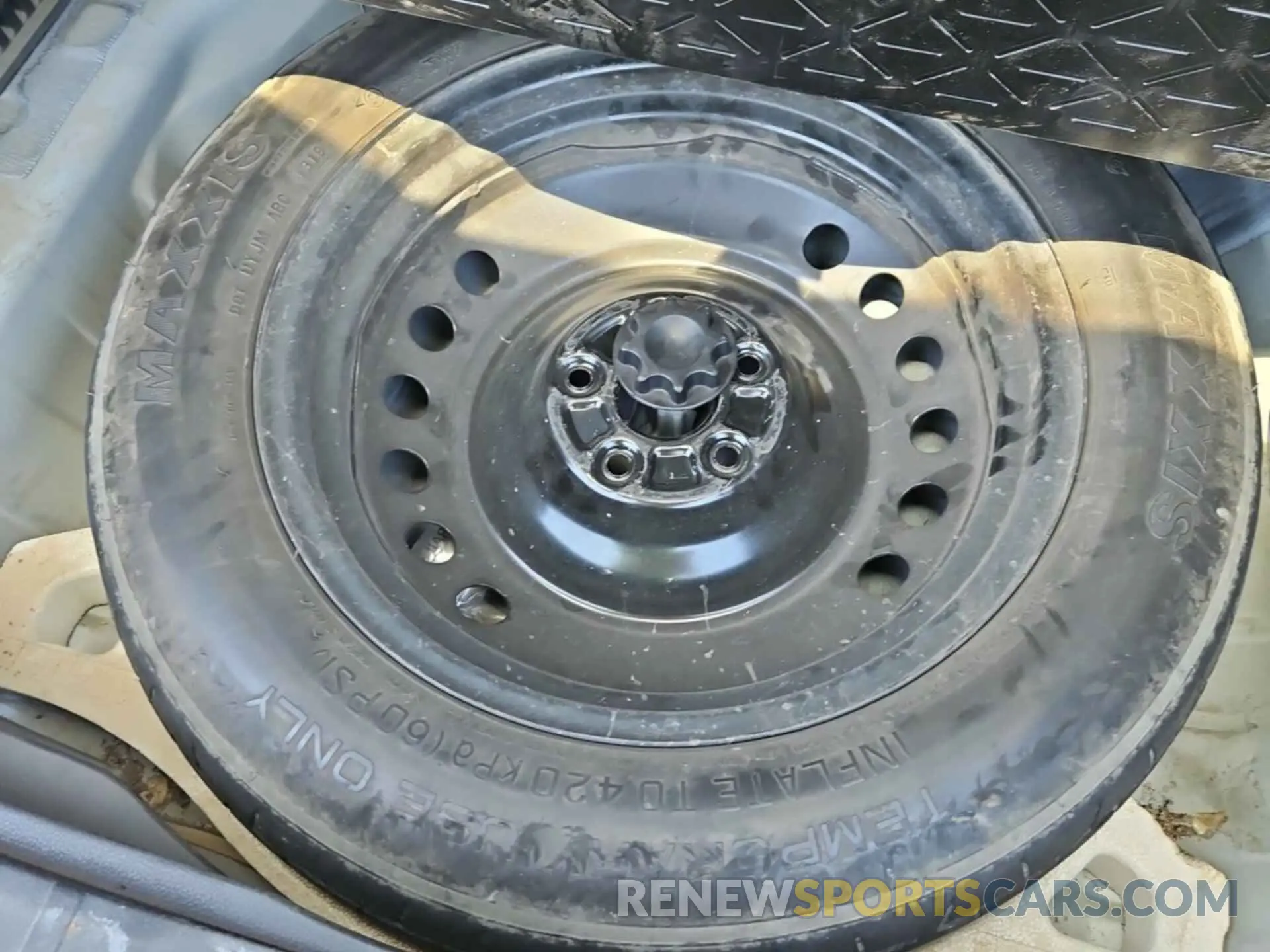 24 Photograph of a damaged car 2T3MWRFV2KW021633 TOYOTA RAV4 2019