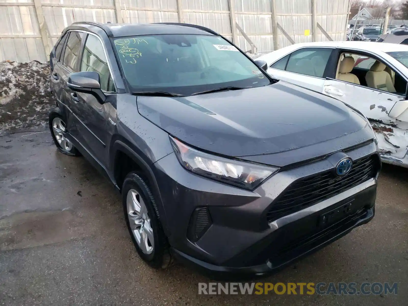 1 Photograph of a damaged car 2T3MWRFV5KW033307 TOYOTA RAV4 2019