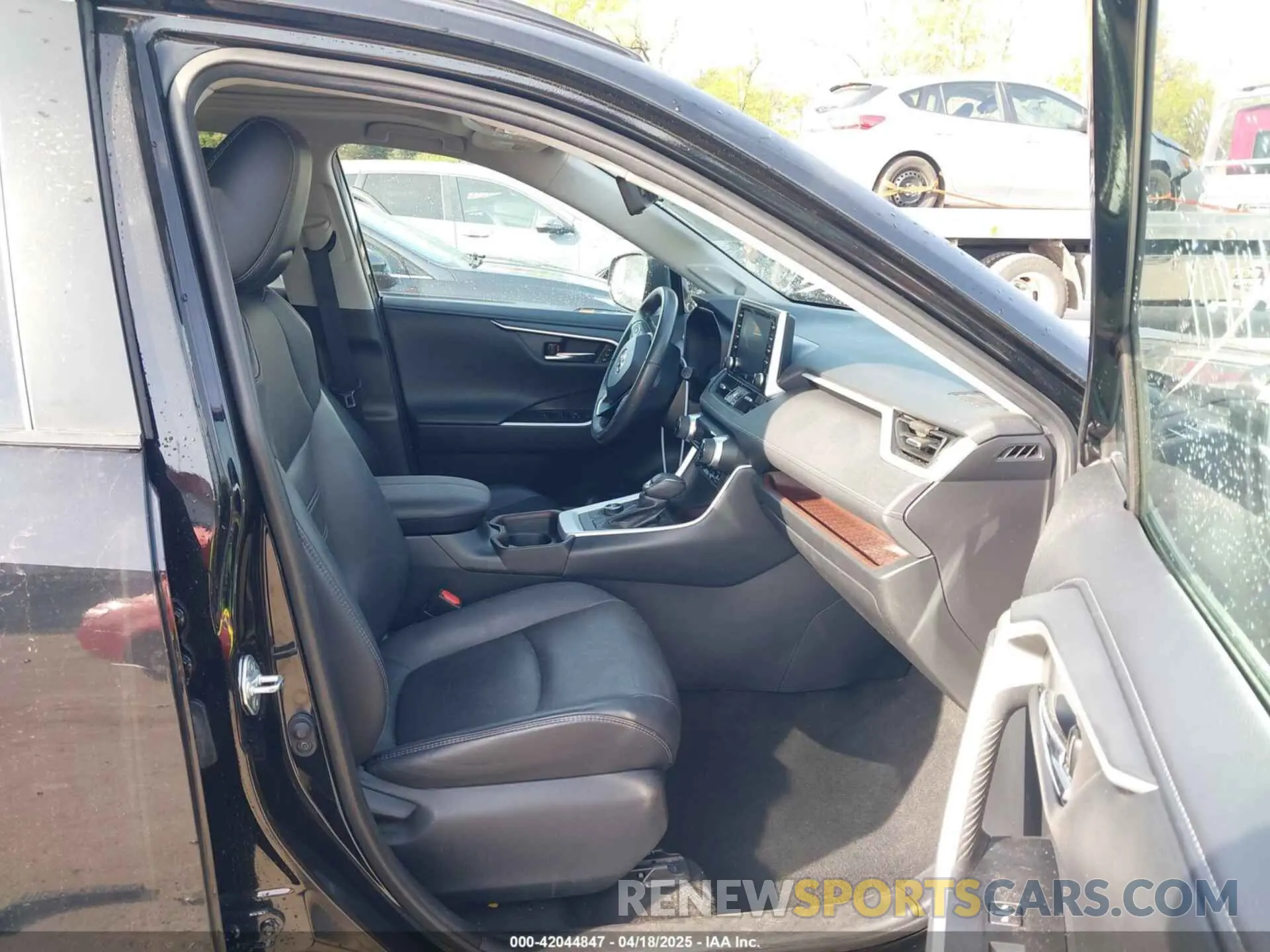5 Photograph of a damaged car 2T3N1RFV2KC039246 TOYOTA RAV4 2019