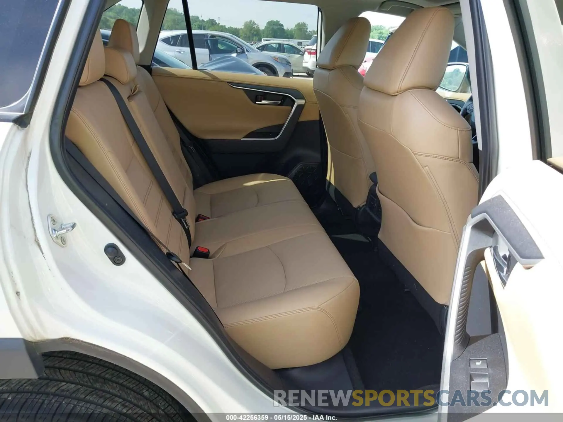 8 Photograph of a damaged car 2T3N1RFV8KC054091 TOYOTA RAV4 2019