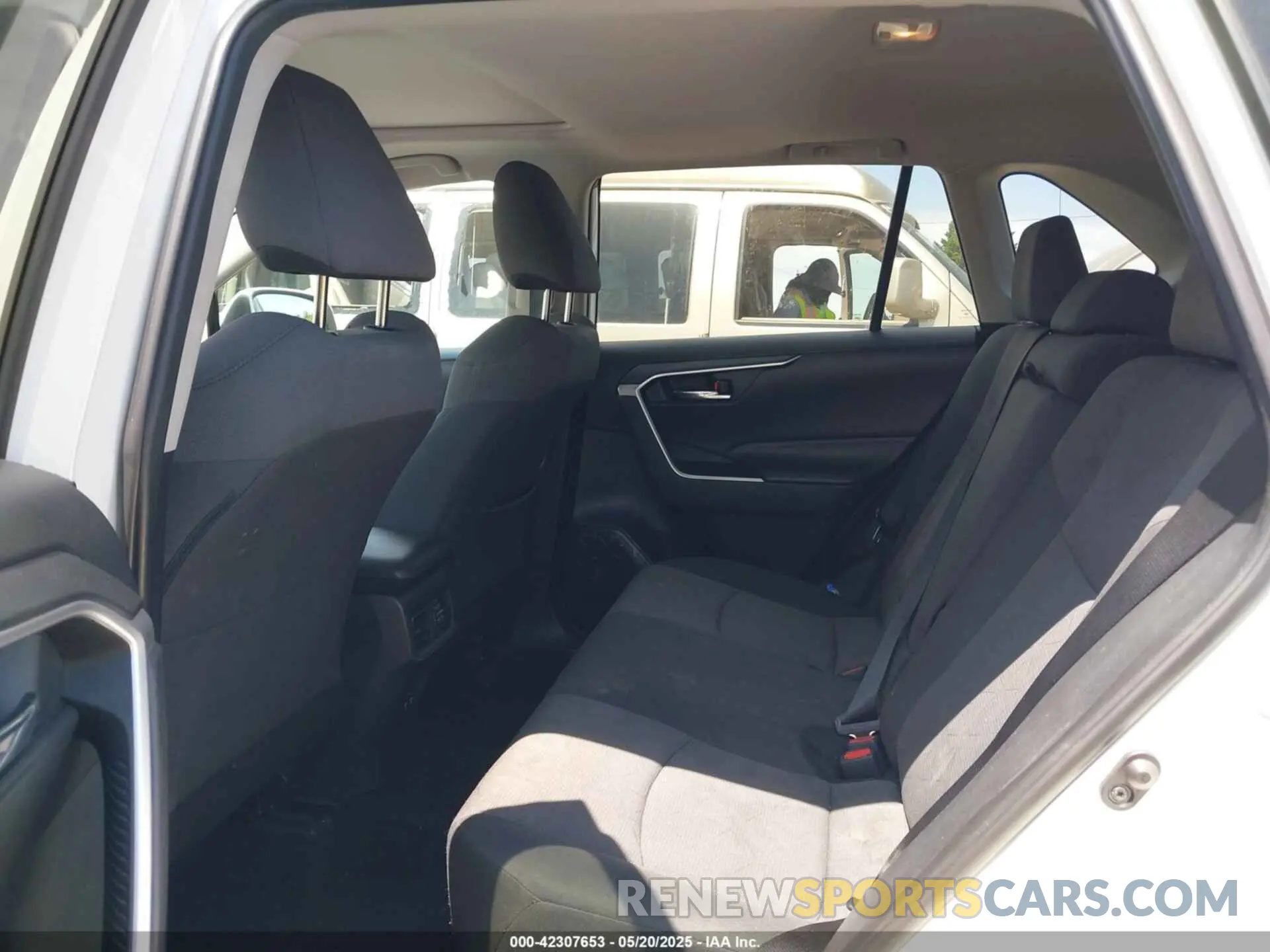 8 Photograph of a damaged car 2T3P1RFV0KC007727 TOYOTA RAV4 2019