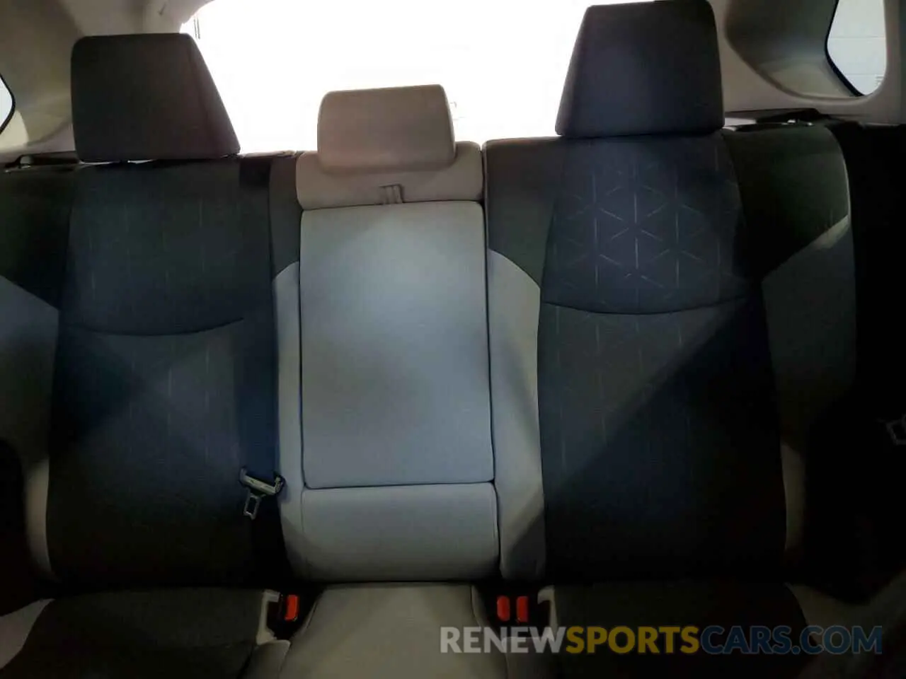 10 Photograph of a damaged car 2T3P1RFV0KW073337 TOYOTA RAV4 2019
