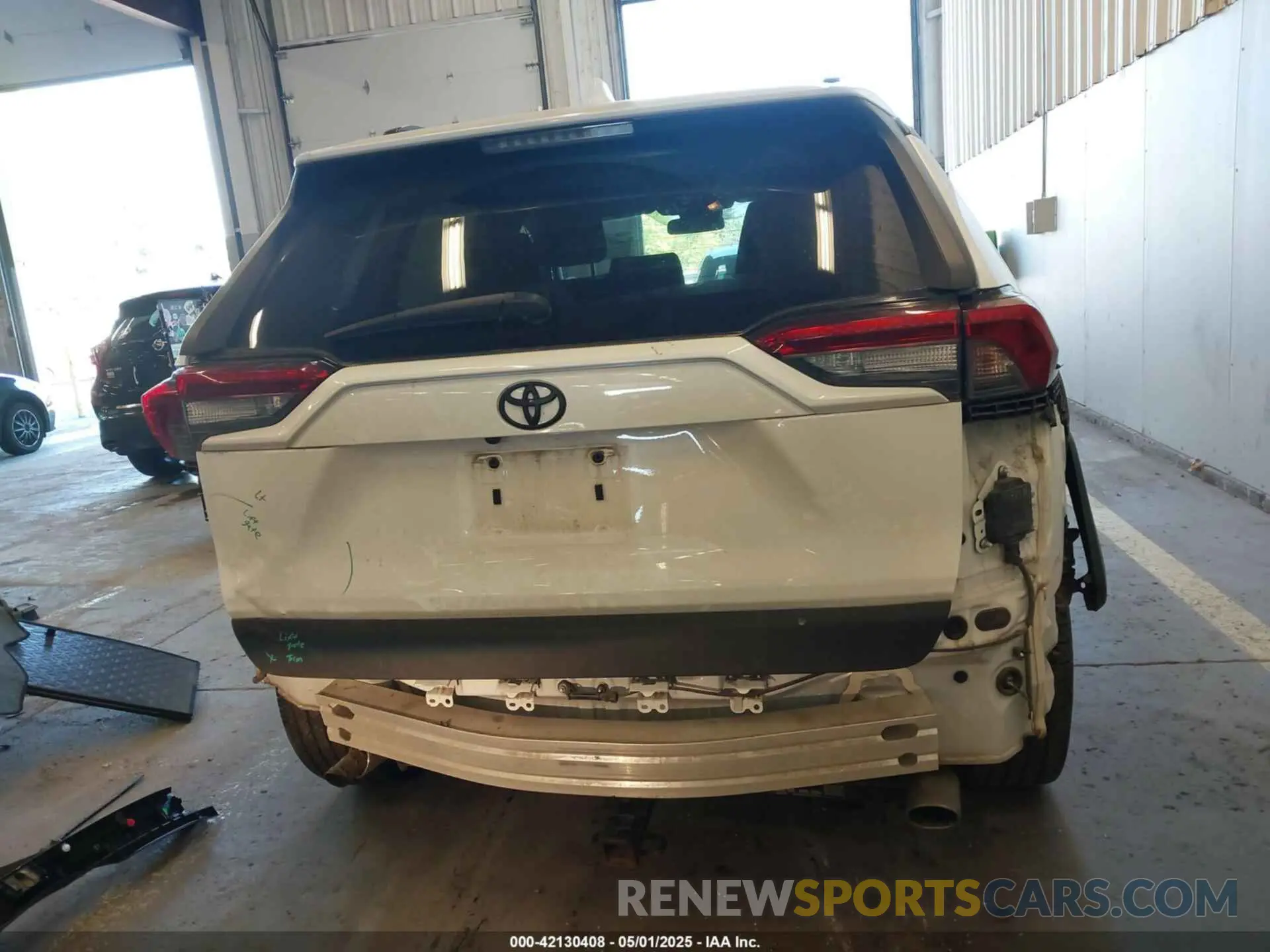17 Photograph of a damaged car 2T3P1RFV4KC006371 TOYOTA RAV4 2019