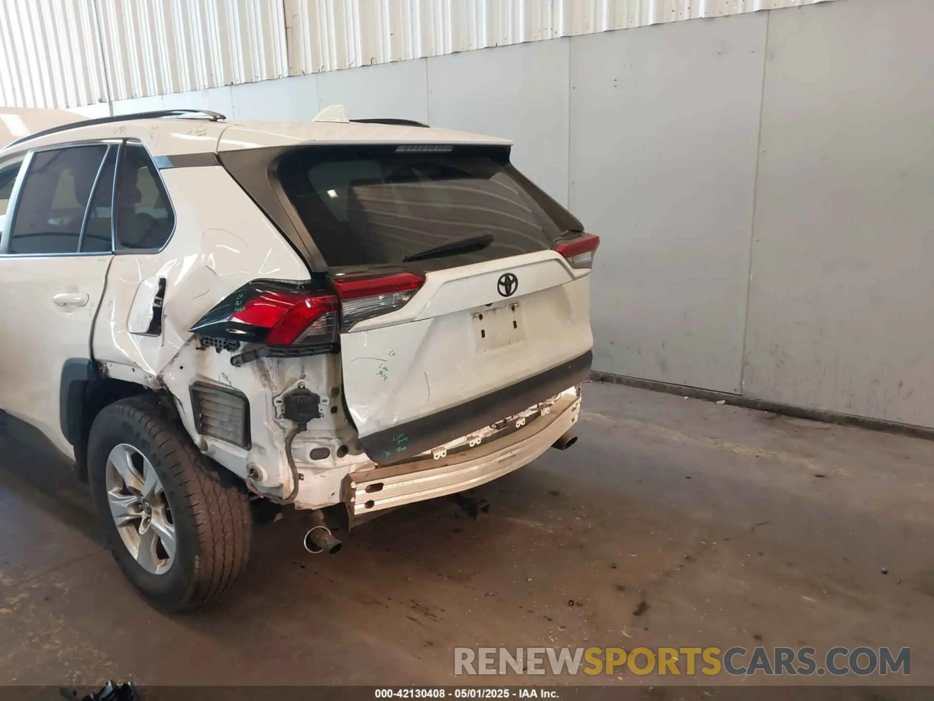 18 Photograph of a damaged car 2T3P1RFV4KC006371 TOYOTA RAV4 2019