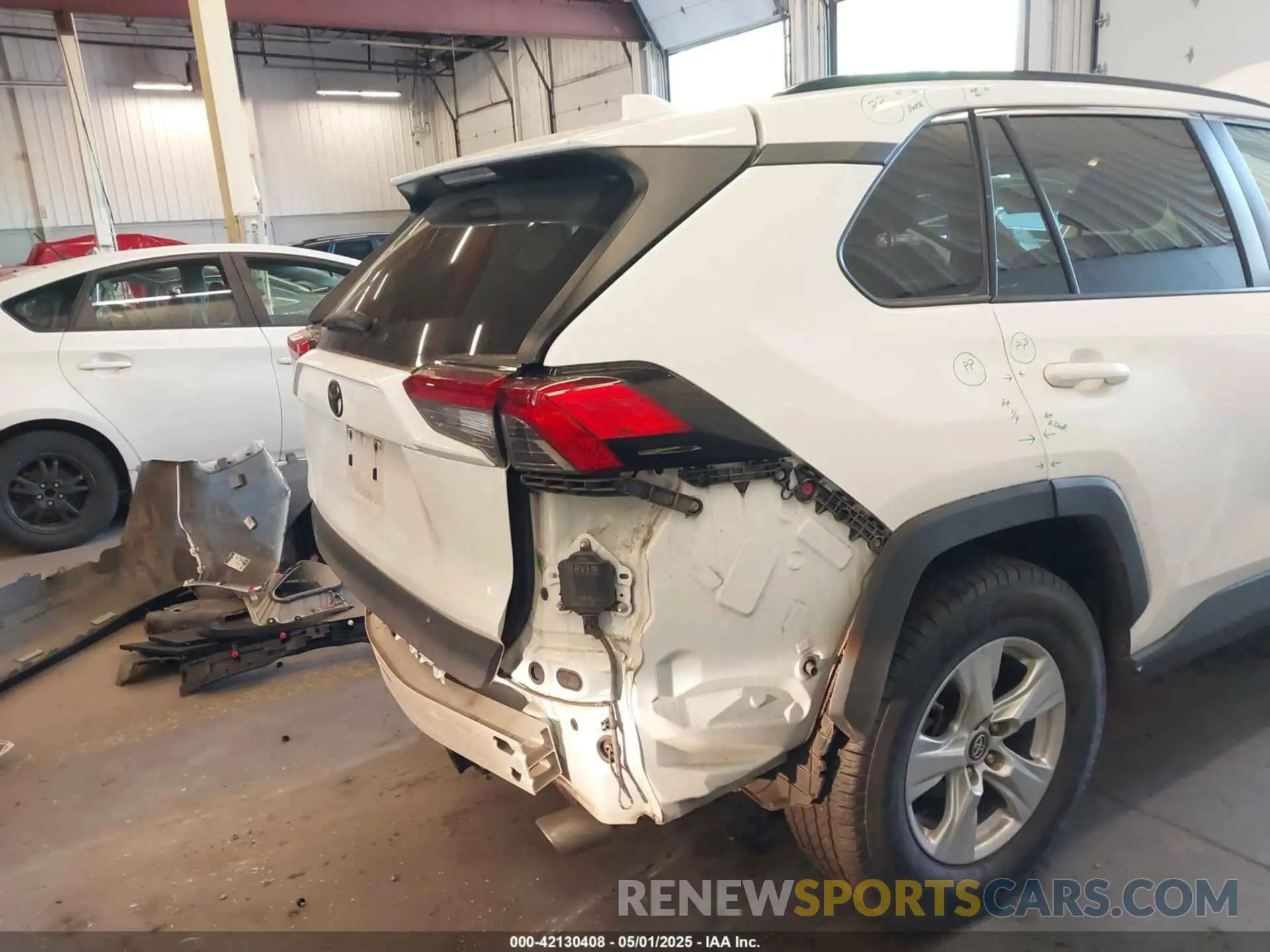 21 Photograph of a damaged car 2T3P1RFV4KC006371 TOYOTA RAV4 2019