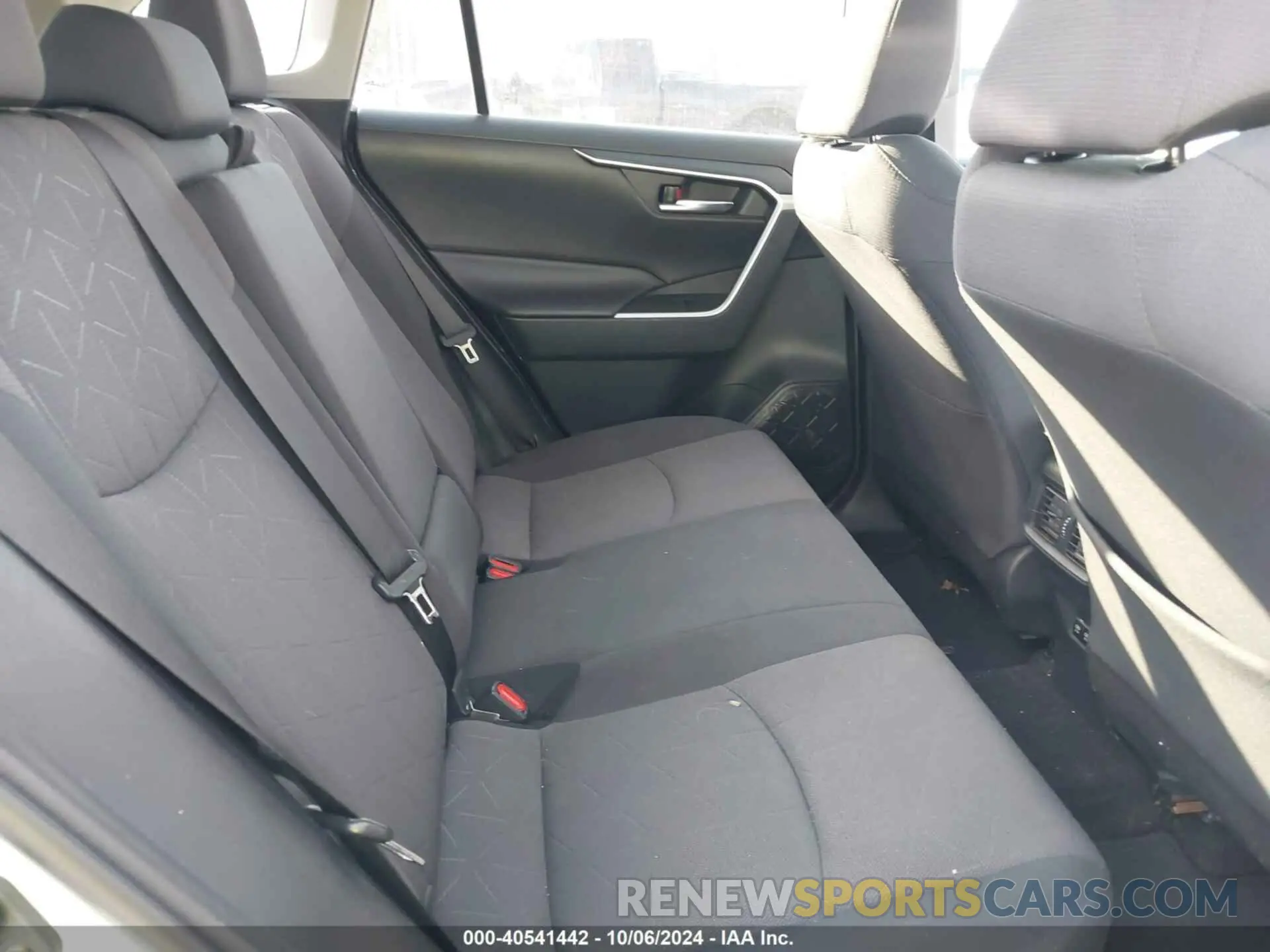 8 Photograph of a damaged car 2T3P1RFV4KW059764 TOYOTA RAV4 2019
