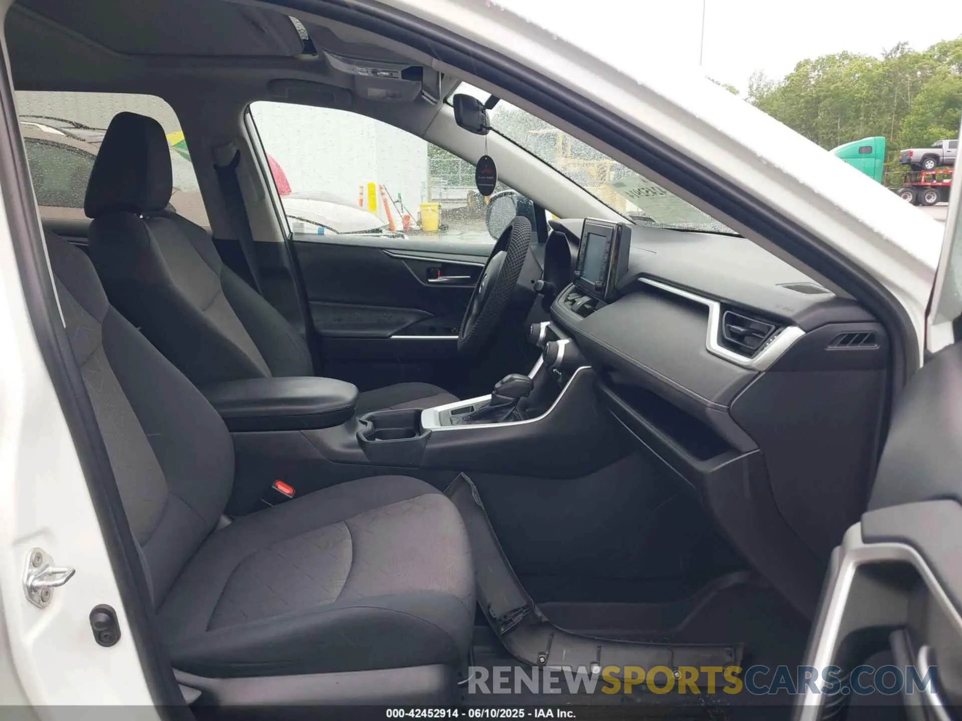 5 Photograph of a damaged car 2T3P1RFV5KC021249 TOYOTA RAV4 2019