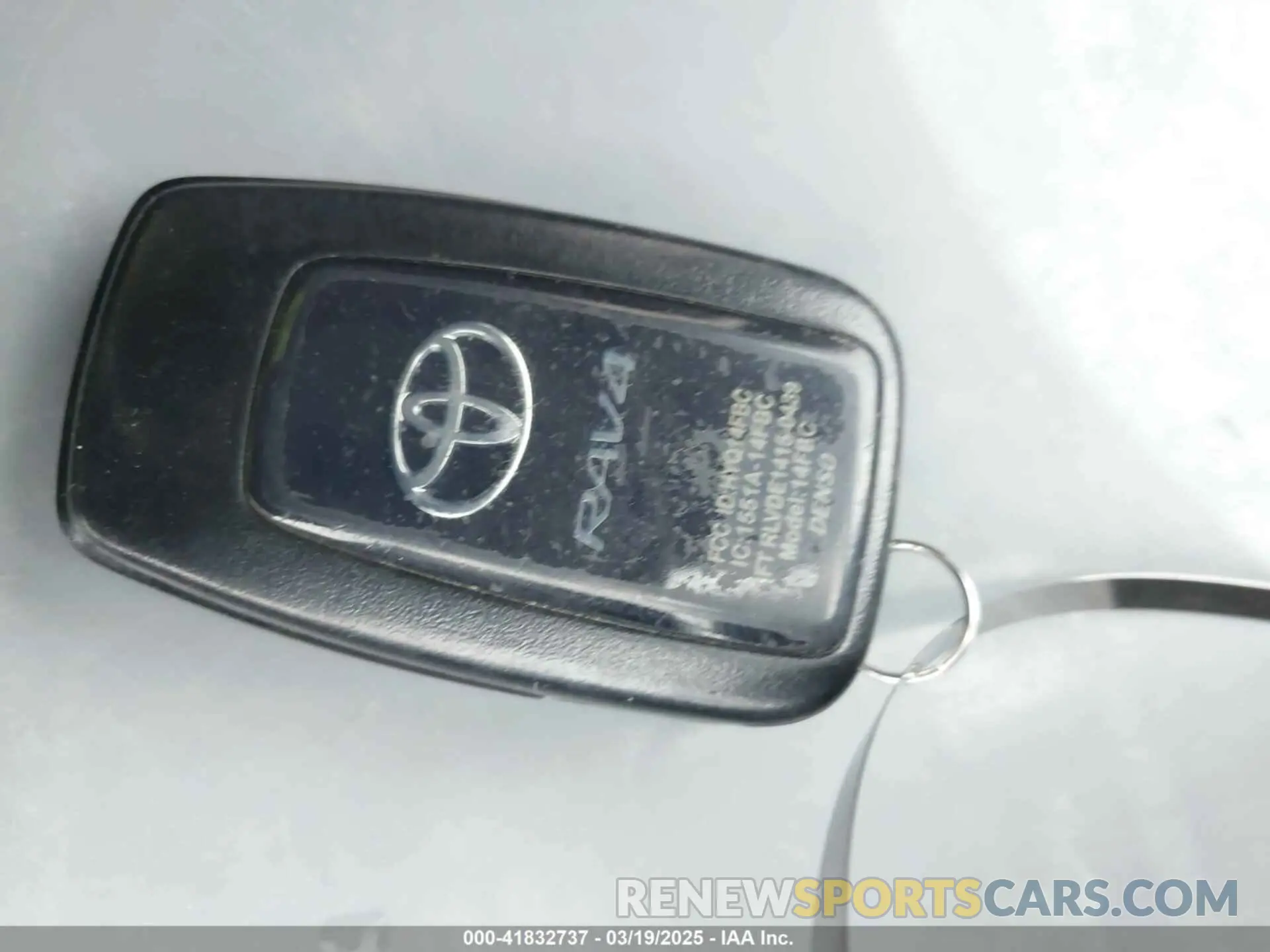 11 Photograph of a damaged car 2T3P1RFV5KW043623 TOYOTA RAV4 2019