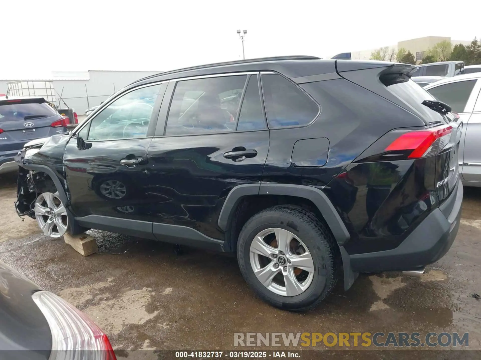 14 Photograph of a damaged car 2T3P1RFV5KW043623 TOYOTA RAV4 2019