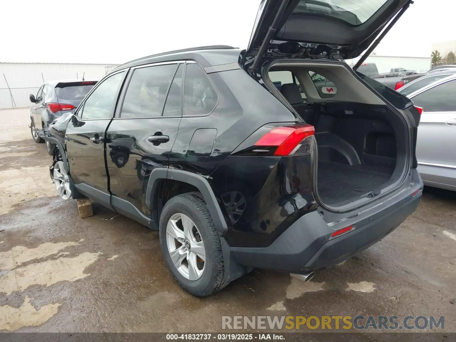 3 Photograph of a damaged car 2T3P1RFV5KW043623 TOYOTA RAV4 2019