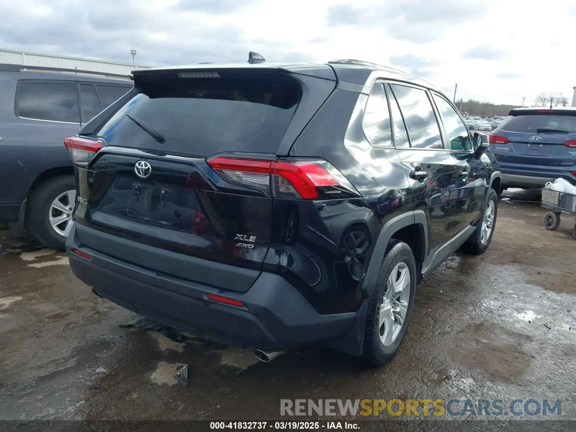 4 Photograph of a damaged car 2T3P1RFV5KW043623 TOYOTA RAV4 2019