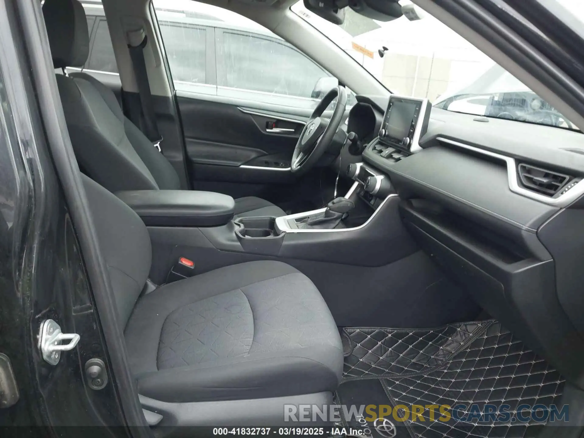 5 Photograph of a damaged car 2T3P1RFV5KW043623 TOYOTA RAV4 2019