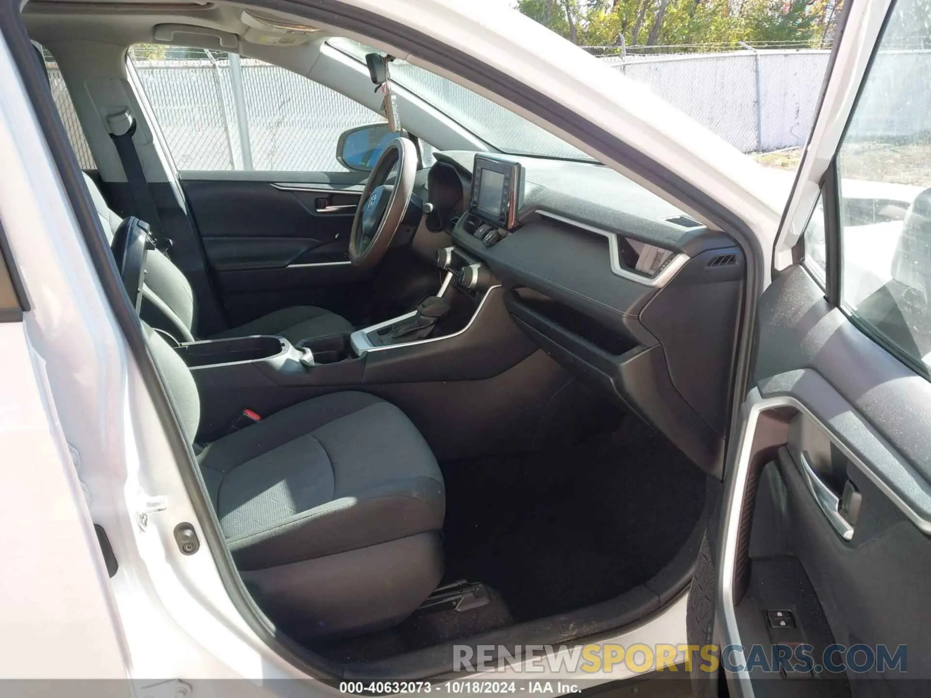 5 Photograph of a damaged car 2T3P1RFV6KW026426 TOYOTA RAV4 2019