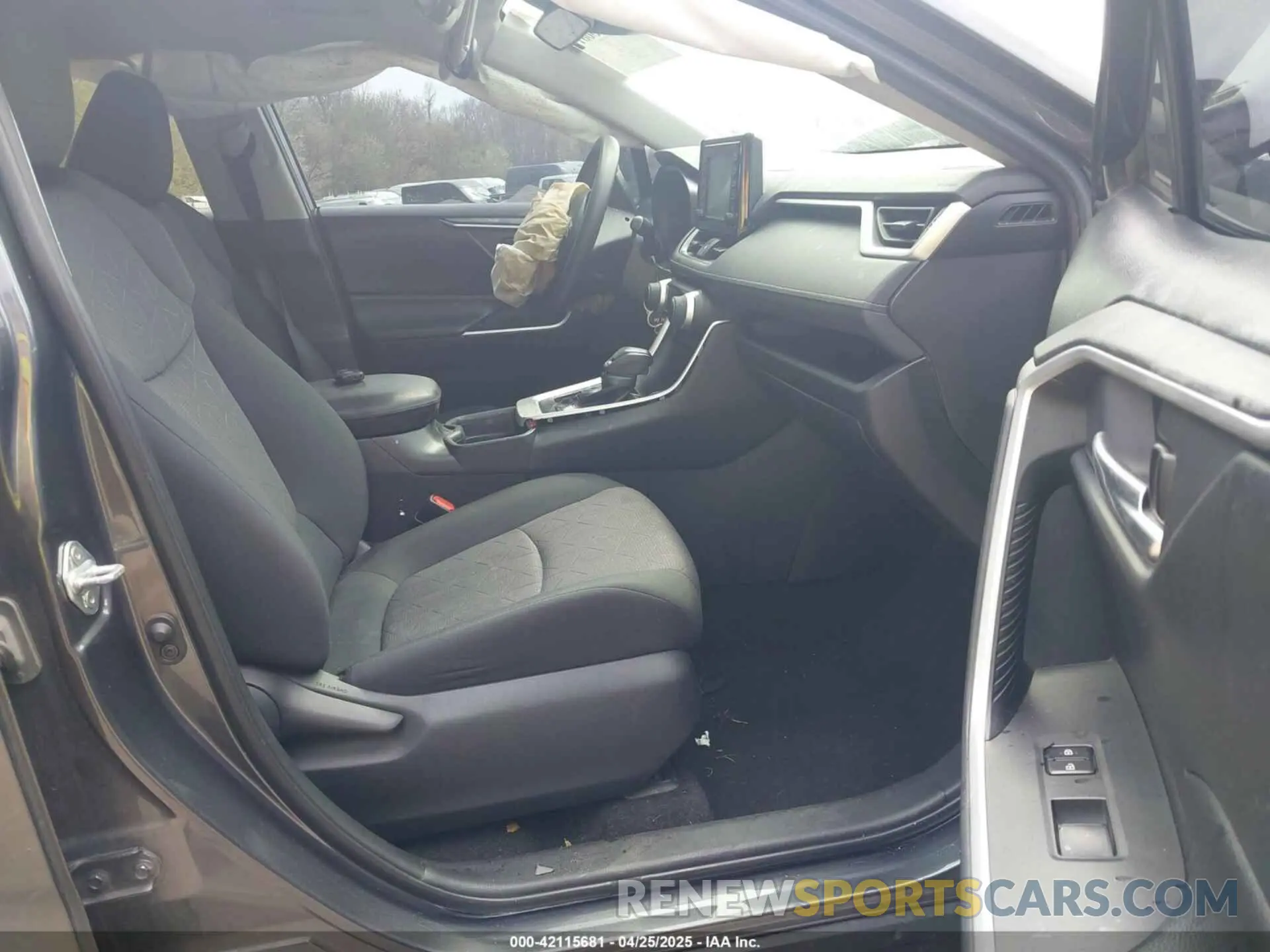 5 Photograph of a damaged car 2T3P1RFV7KC007112 TOYOTA RAV4 2019