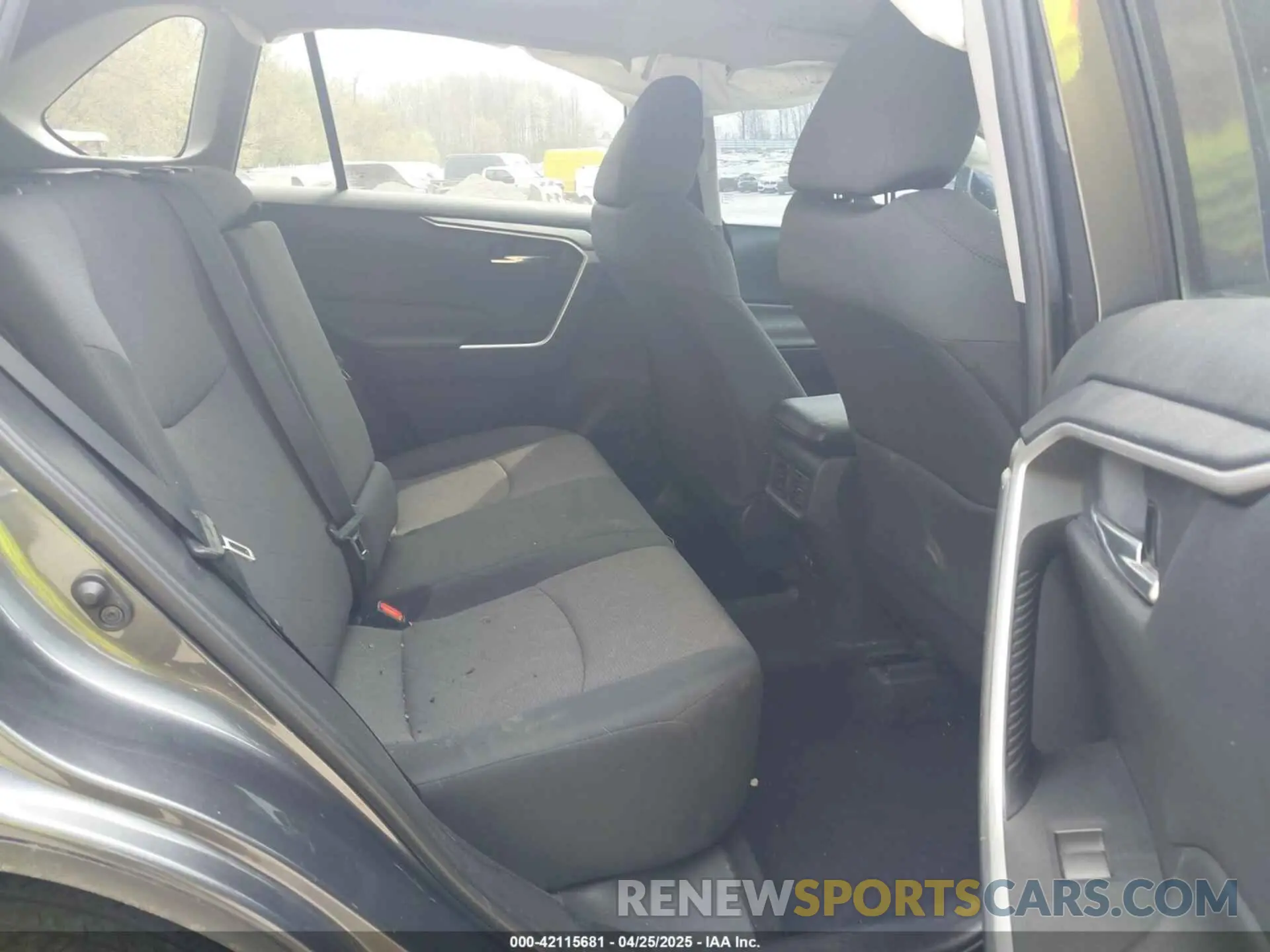 8 Photograph of a damaged car 2T3P1RFV7KC007112 TOYOTA RAV4 2019