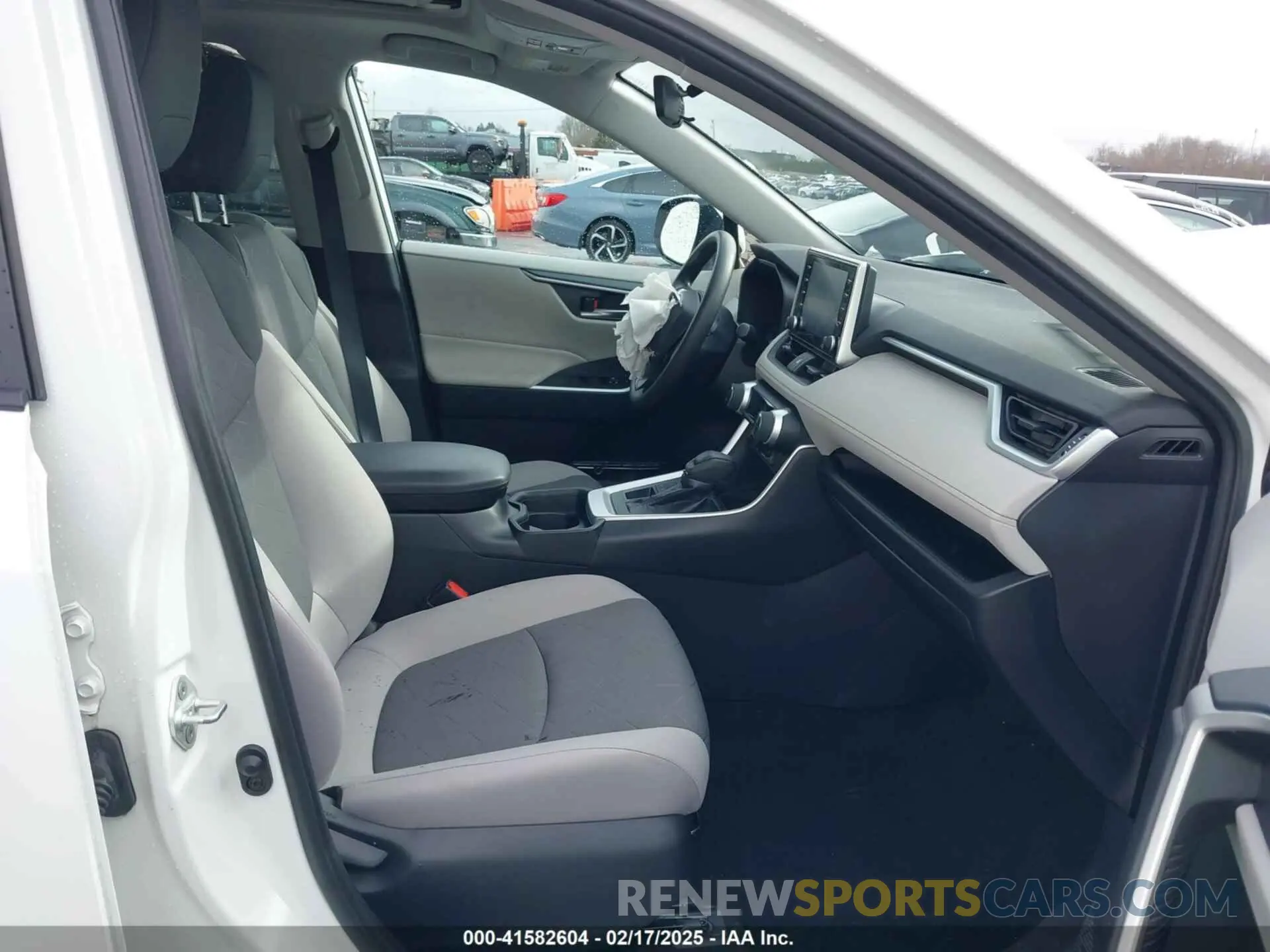 5 Photograph of a damaged car 2T3P1RFV7KC010558 TOYOTA RAV4 2019