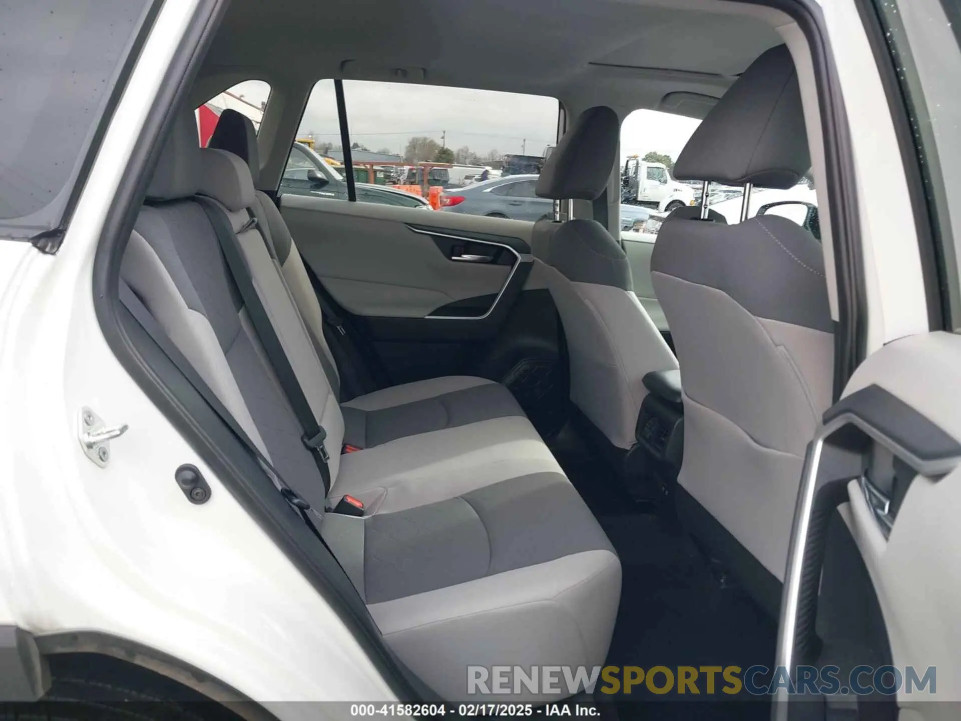 8 Photograph of a damaged car 2T3P1RFV7KC010558 TOYOTA RAV4 2019