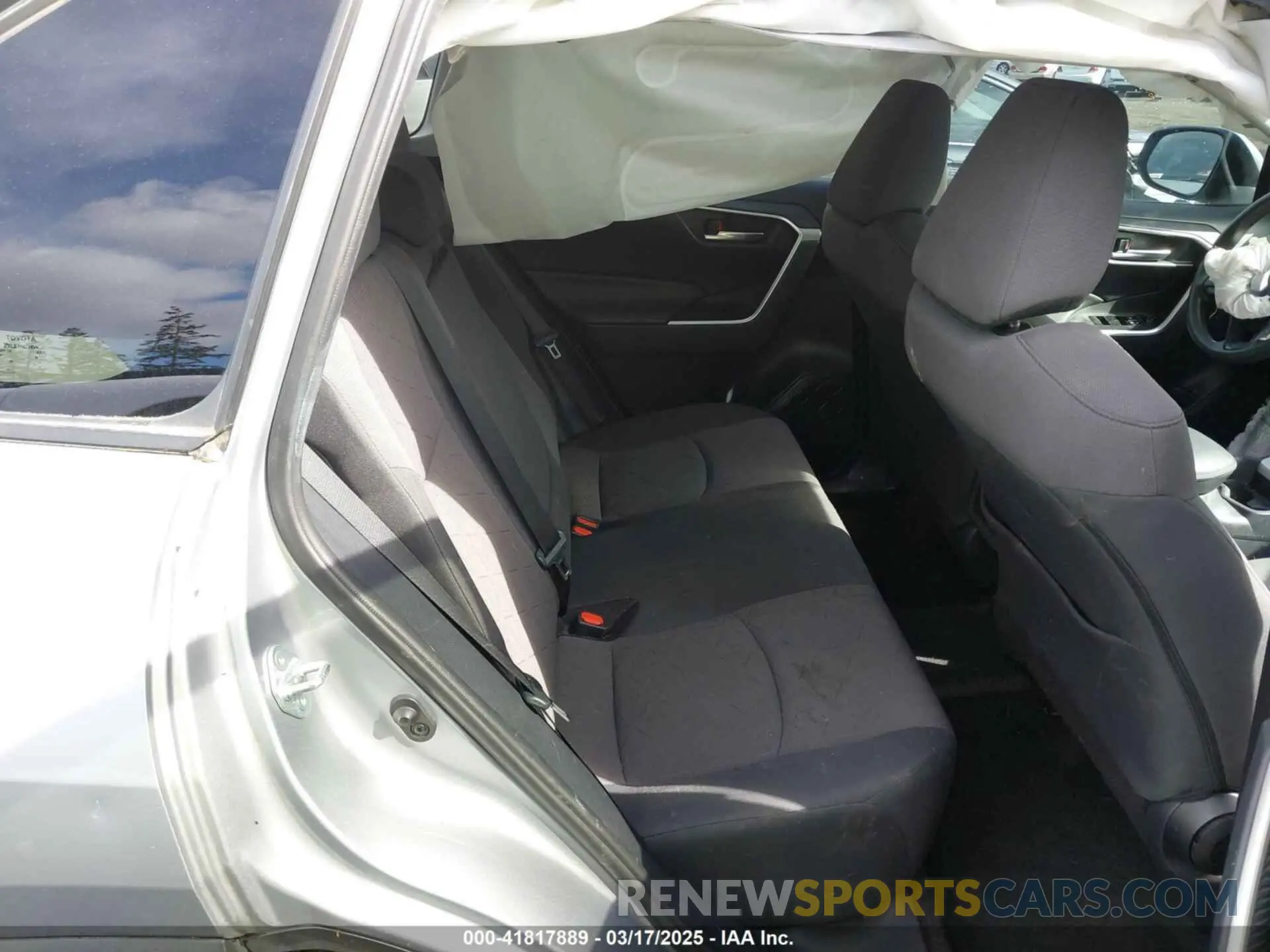 8 Photograph of a damaged car 2T3P1RFV7KC011659 TOYOTA RAV4 2019