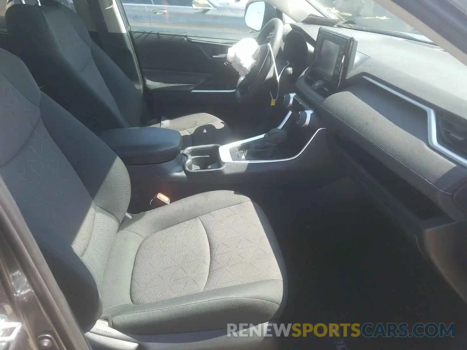 5 Photograph of a damaged car 2T3P1RFV7KC015467 TOYOTA RAV4 2019