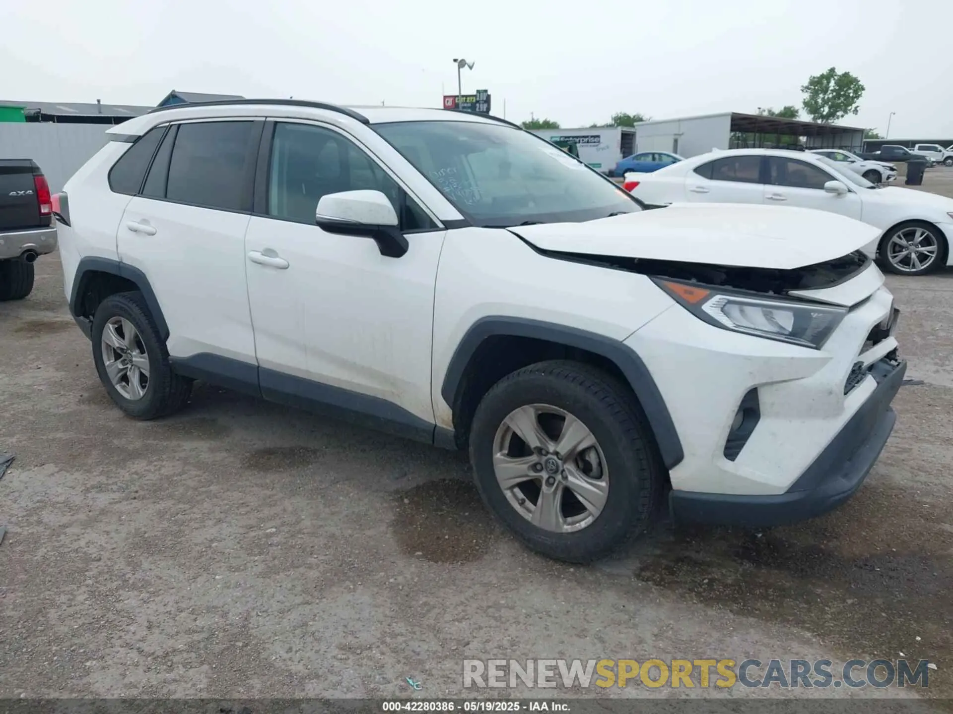 1 Photograph of a damaged car 2T3P1RFV8KW040053 TOYOTA RAV4 2019