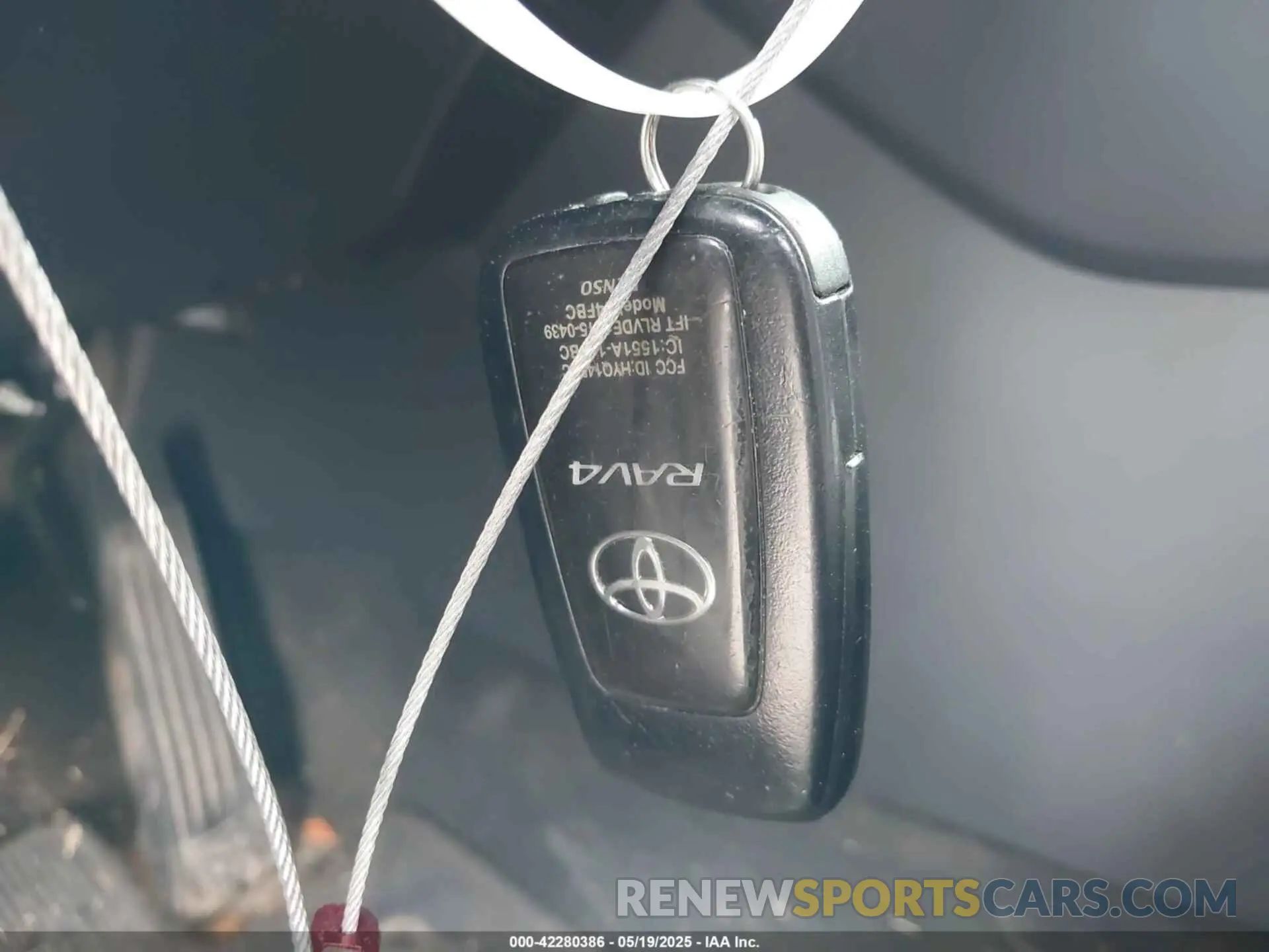 11 Photograph of a damaged car 2T3P1RFV8KW040053 TOYOTA RAV4 2019