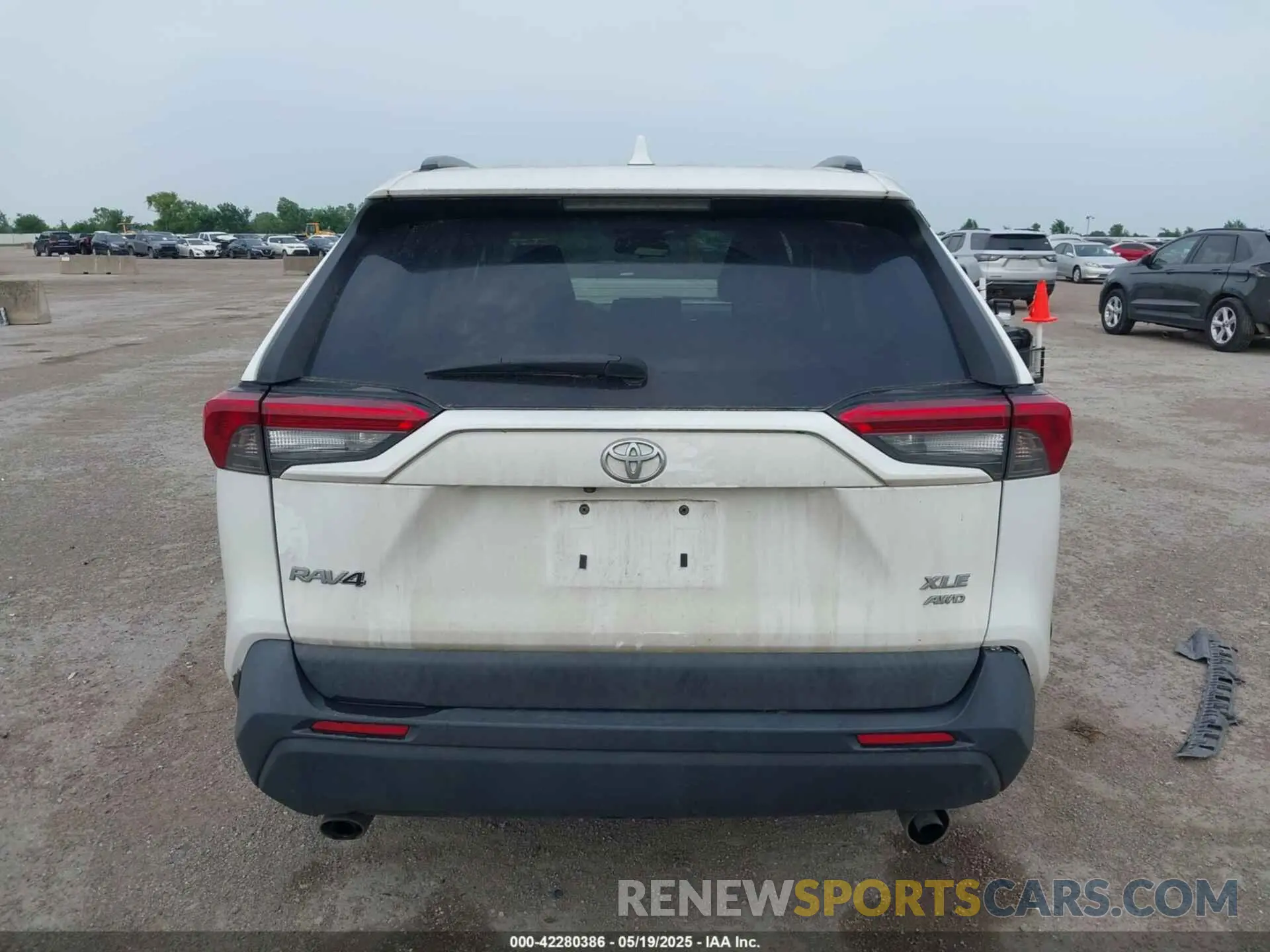 16 Photograph of a damaged car 2T3P1RFV8KW040053 TOYOTA RAV4 2019