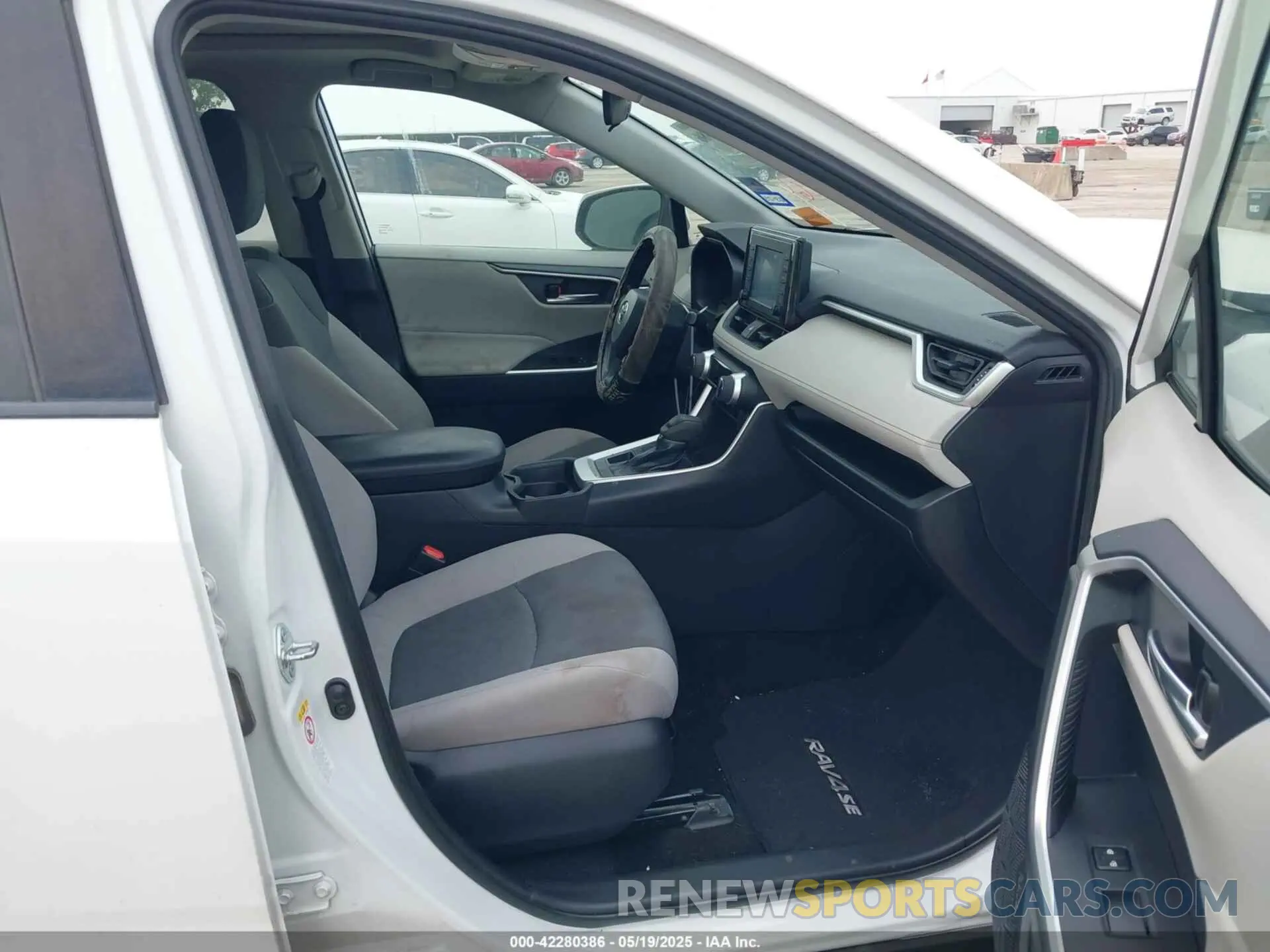 5 Photograph of a damaged car 2T3P1RFV8KW040053 TOYOTA RAV4 2019
