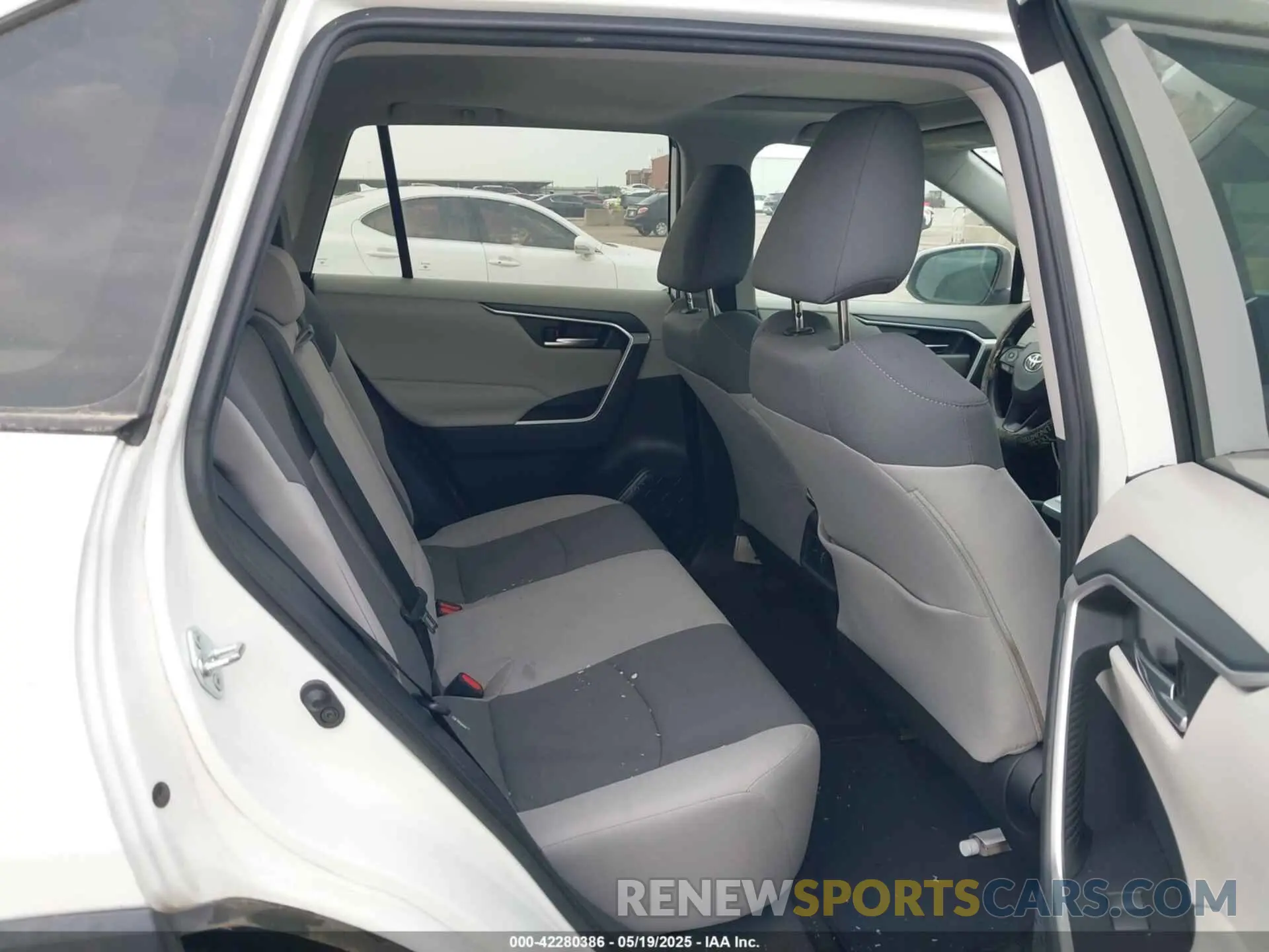 8 Photograph of a damaged car 2T3P1RFV8KW040053 TOYOTA RAV4 2019
