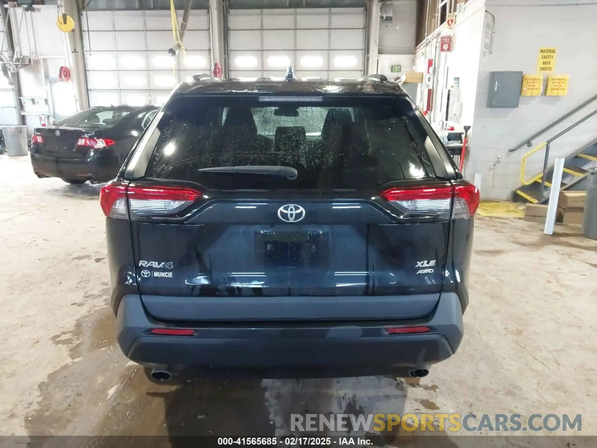 16 Photograph of a damaged car 2T3P1RFV8KW070475 TOYOTA RAV4 2019
