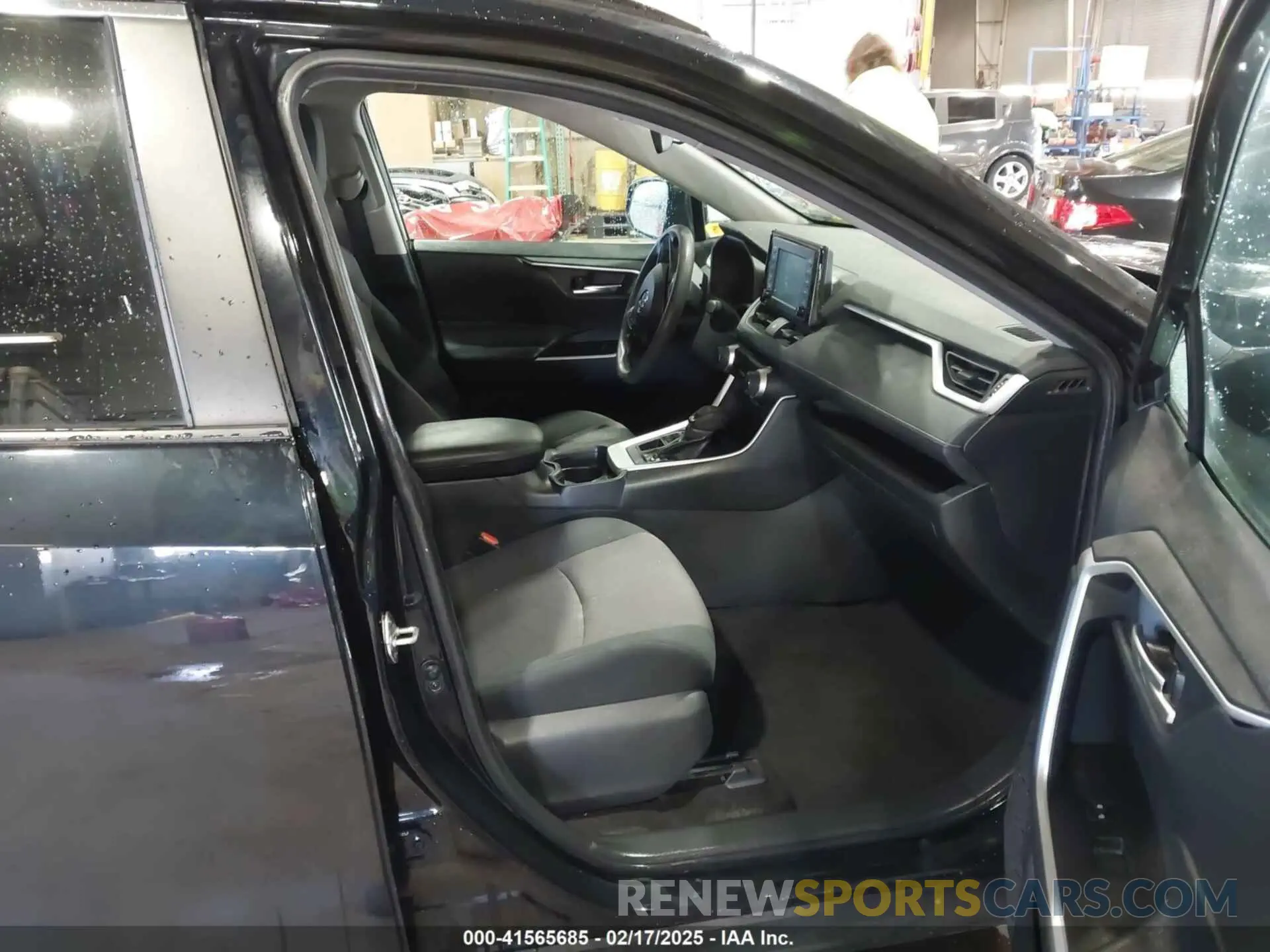 5 Photograph of a damaged car 2T3P1RFV8KW070475 TOYOTA RAV4 2019